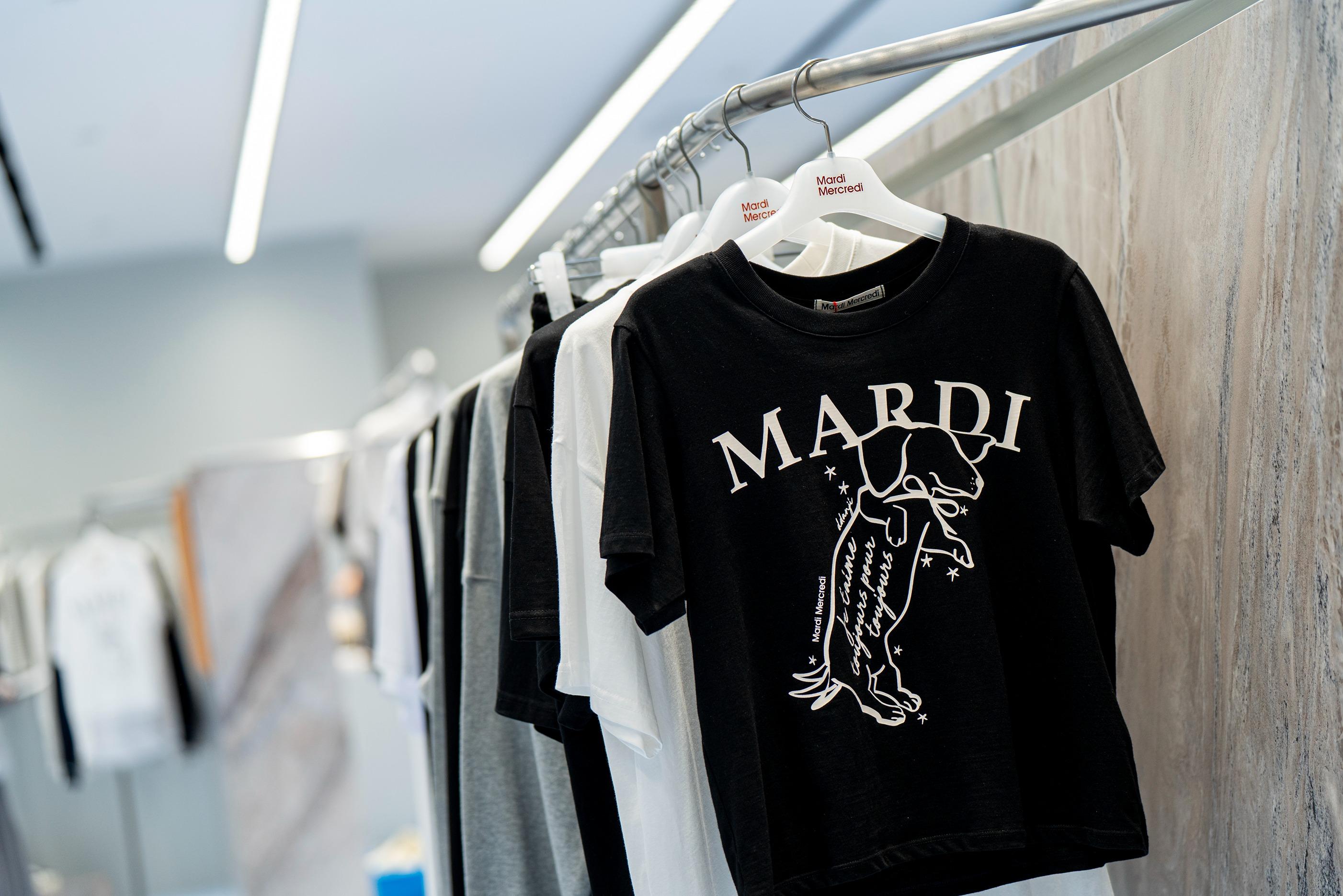 臘腸狗圖案是今季主打之一。