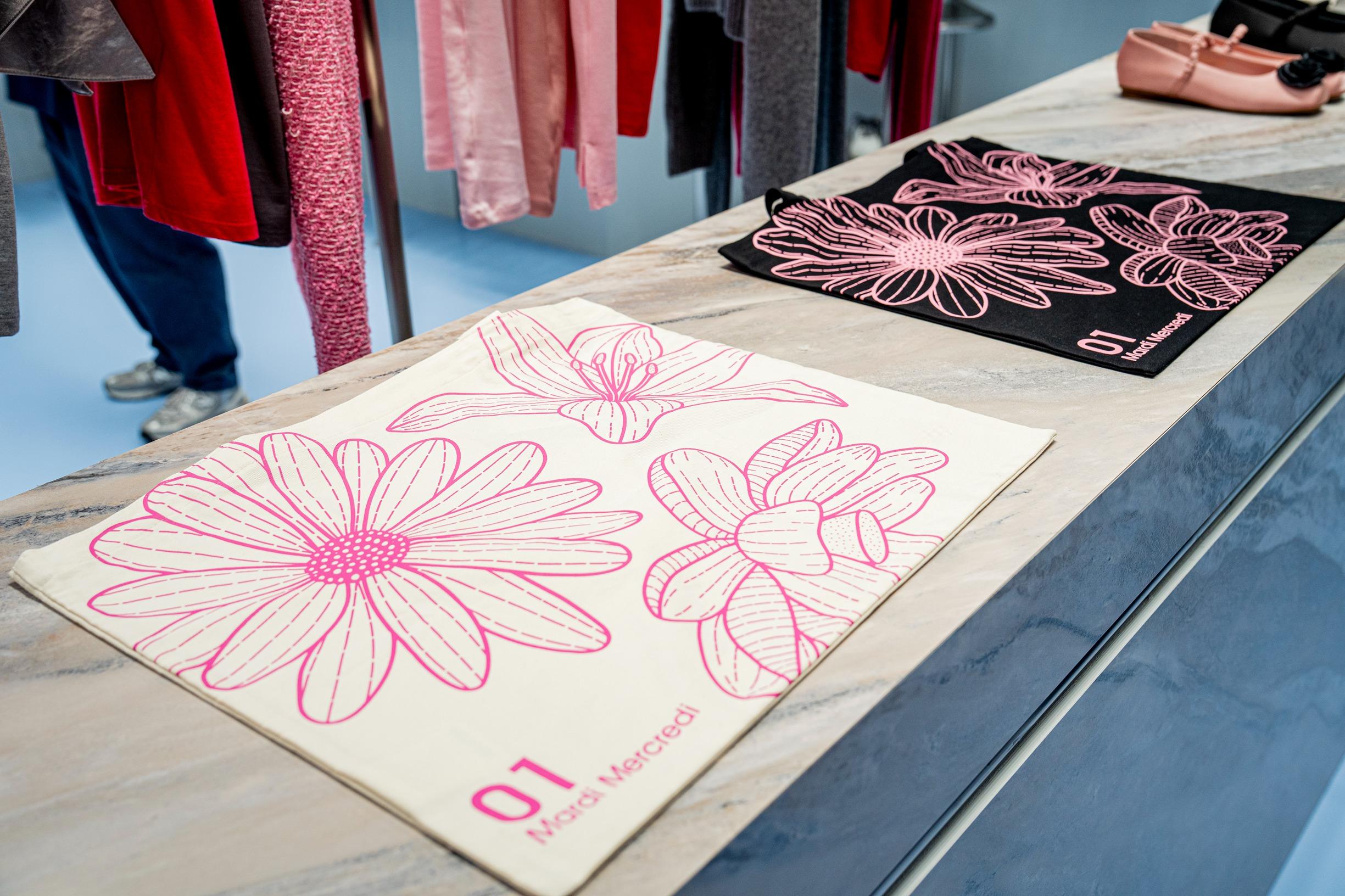 「TRIPLE FLOWER」帆布袋同步登場。