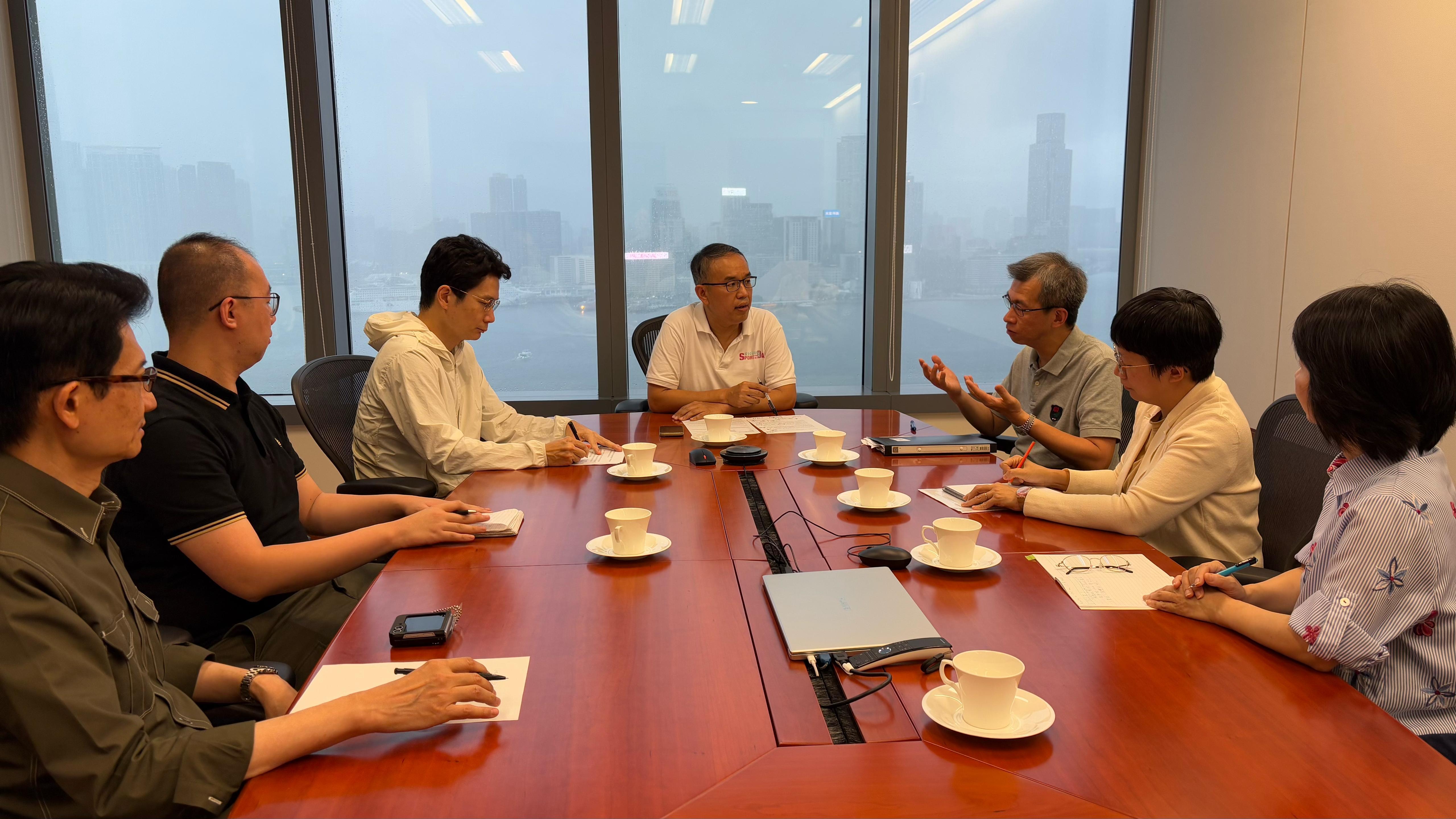 許正宇(中)召開緊急會議,與相關人員討論近日有關政府採購樽裝飲用水的事件,並決定採取三重行動跟進。
