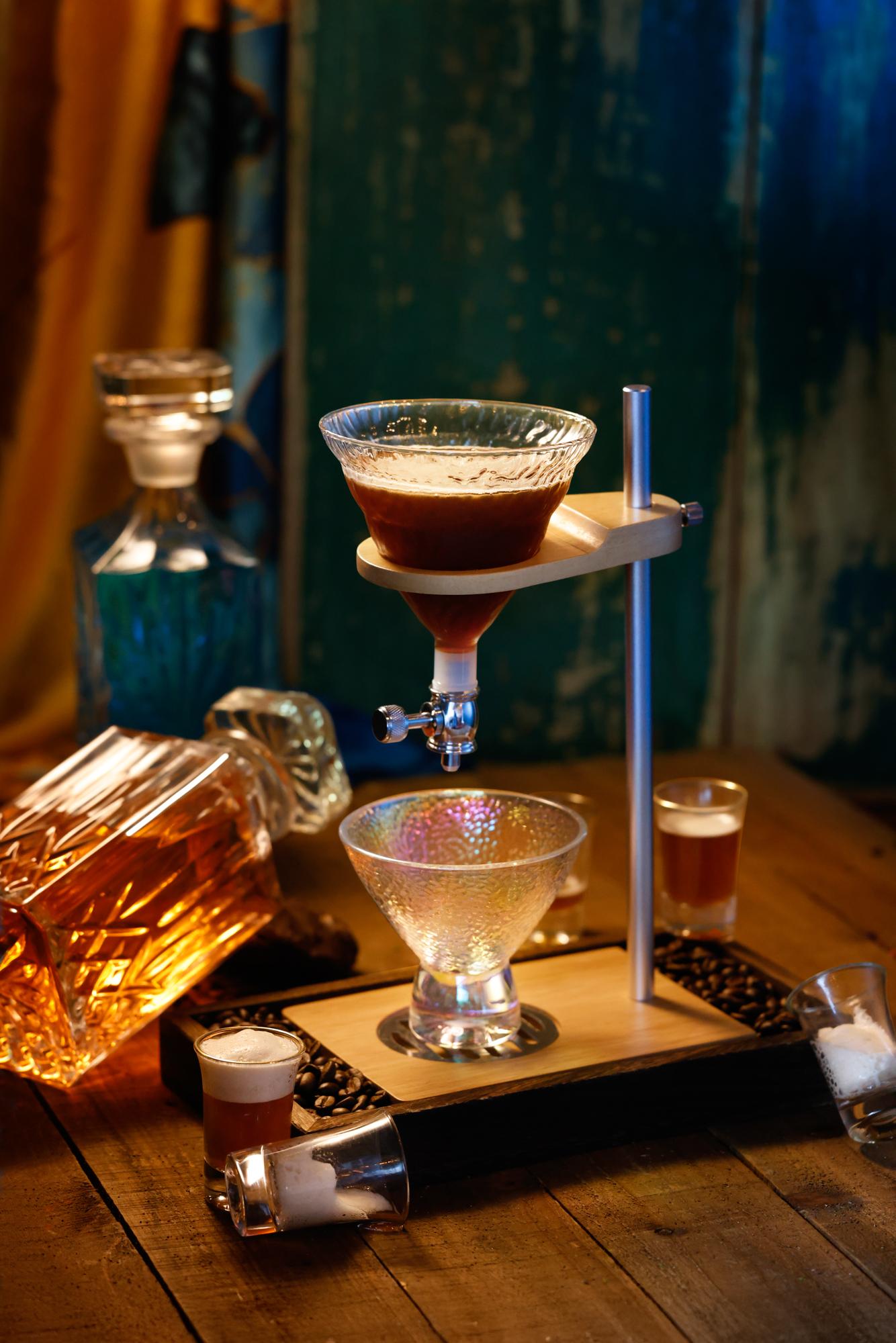 Bui Vien Espresso Martini($108)加入越南咖啡及黑醋栗酒,以咖啡滴漏方式呈上。