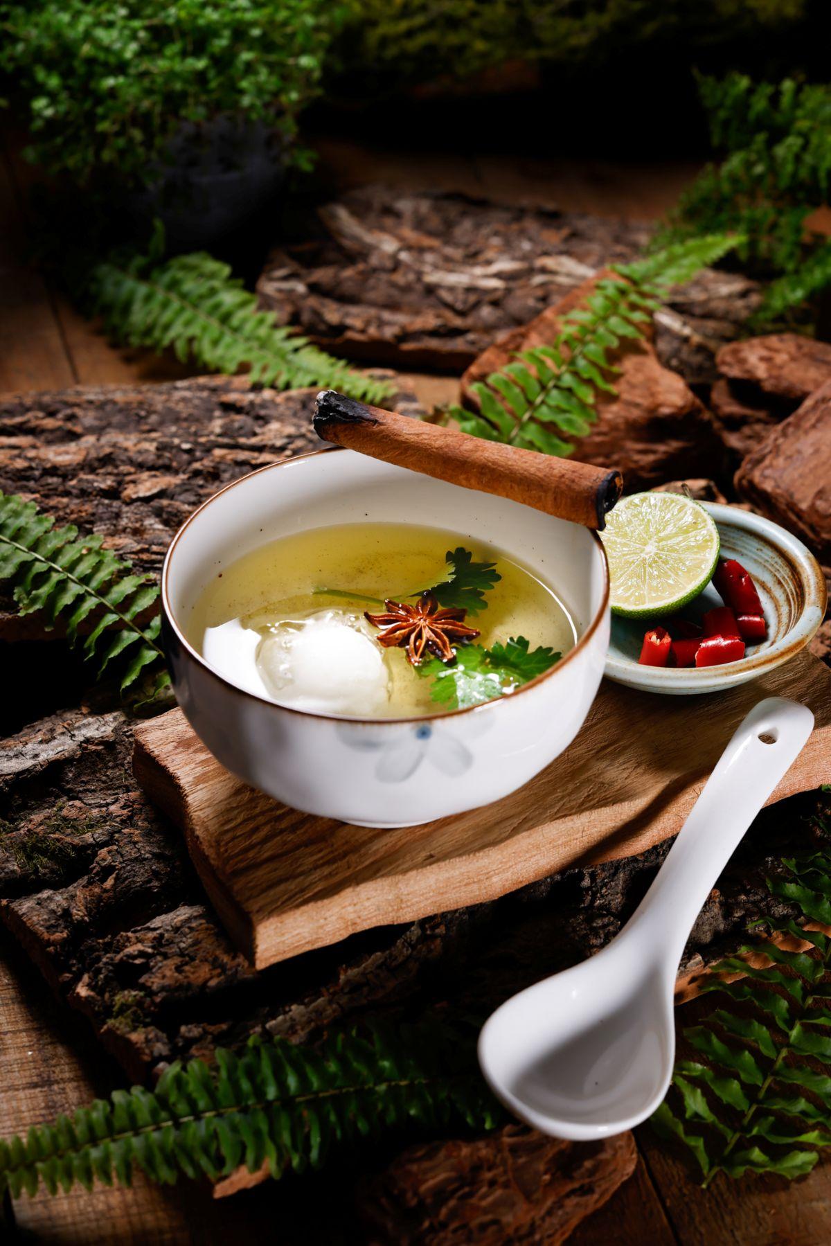 Go with the Pho($118)混合趙氏女氈酒及君度橙酒,巧妙綴以牛肉高湯及多款越式香料。