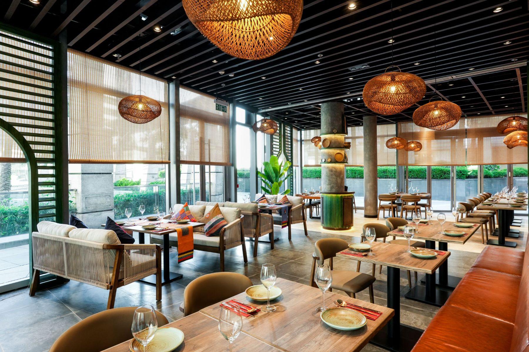 樓高兩層,設有露天廣場雅座。