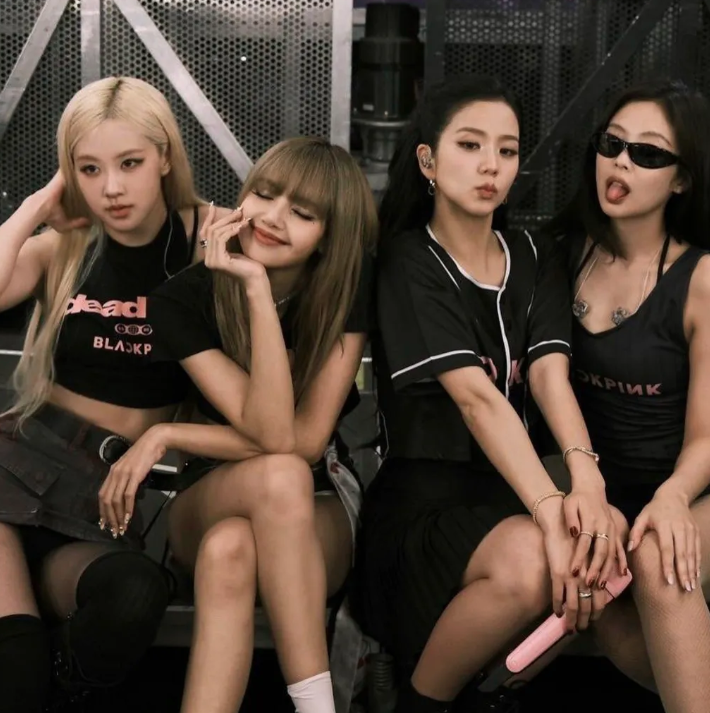 Jisoo在每場演出,都會上載幕後花絮到社文平台。