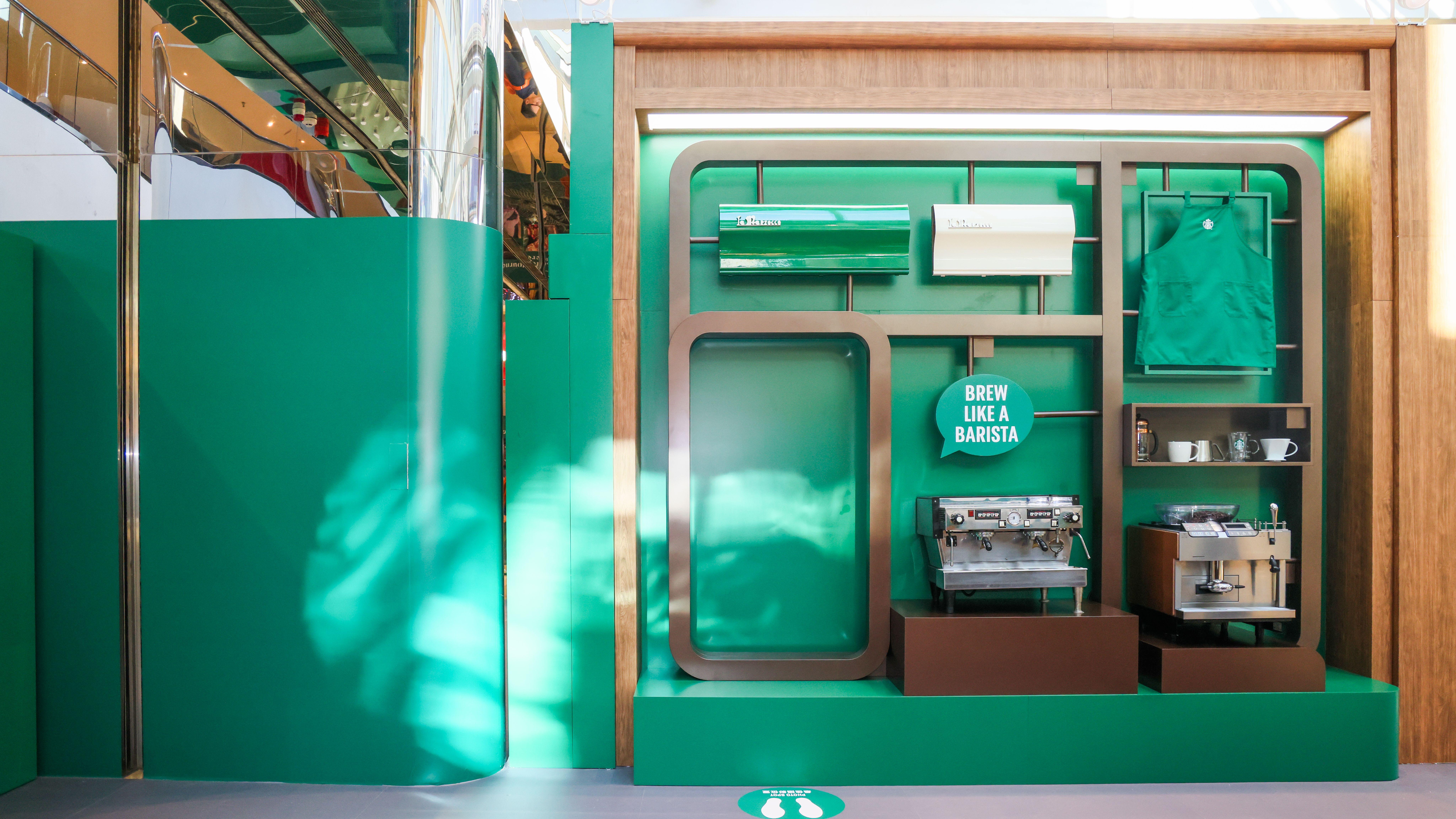 展覽展出品牌舊分店的復古地磚與吊燈,加上經典舊式咖啡機及標誌性綠色圍裙的「Brew Like a Barista」,讓訪客重溫回味昔日咖啡時刻。