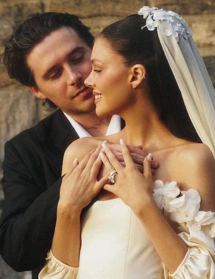 Brooklyn與Nicola的首次婚禮在2022年,當時已埋女家與碧咸一家產生矛盾。