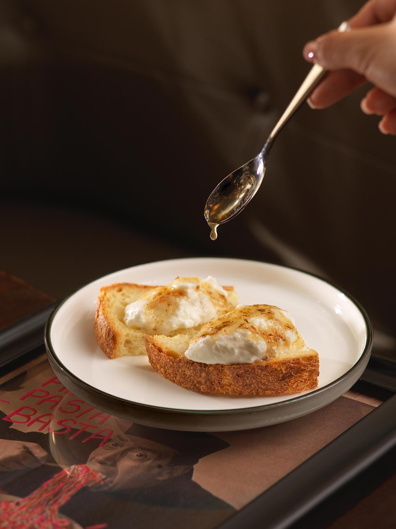 Burrata芝士松露蜂蜜烤麵包($98) 蜂蜜散發適可宜止的優雅松露香氣,綿滑的芝士與脆身的麵包和諧匹配。