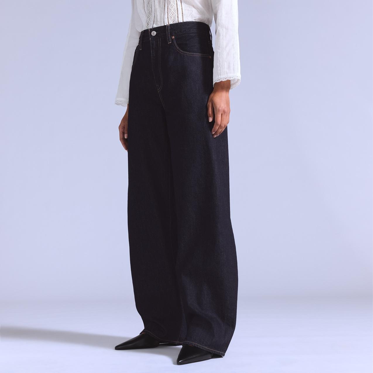 DROP BARREL牛仔褲從大腿至褲腳,呈現圓弧線條桶形褲管(Barrel shape), 塑造率性時髦感。