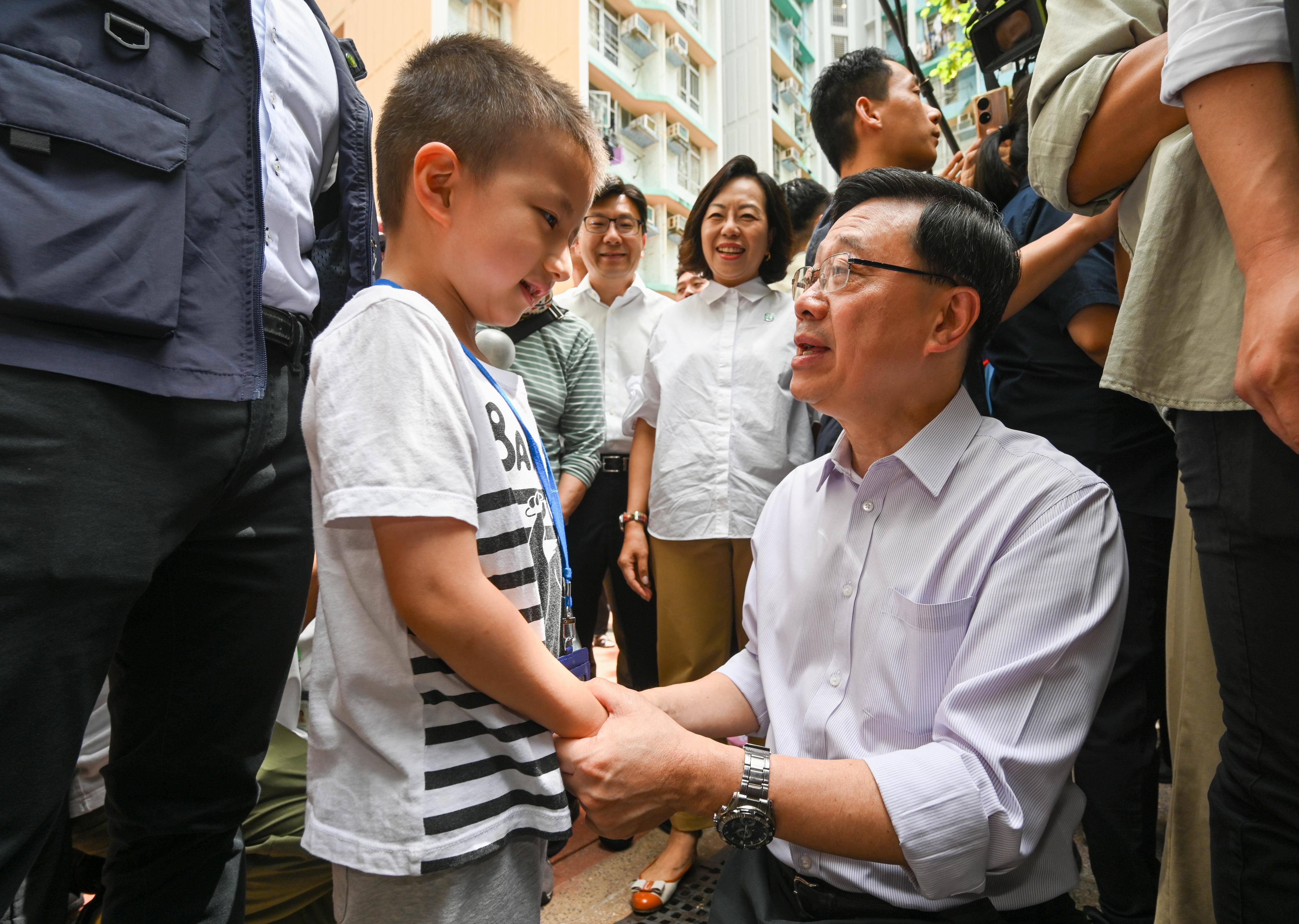 李家超視察筲箕灣愛東邨