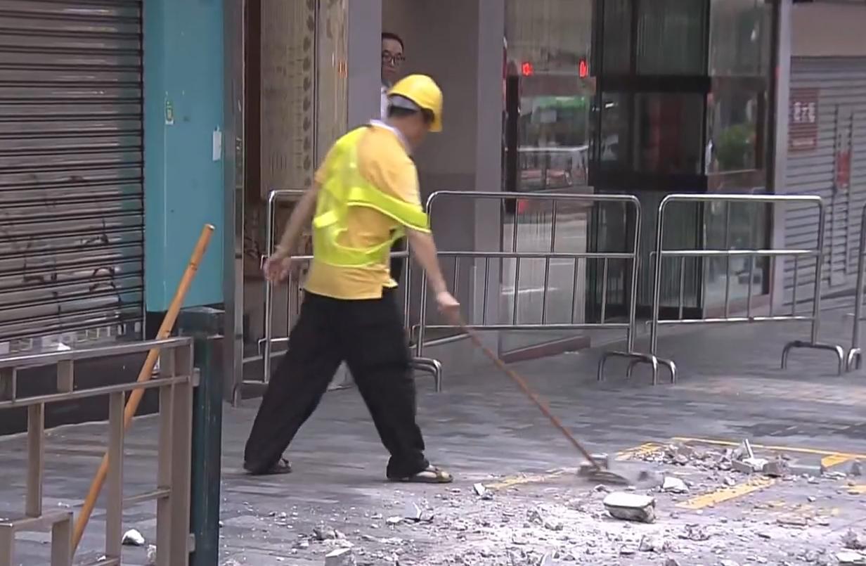 油麻地發生石屎剝落事件。 (電視新聞截圖)