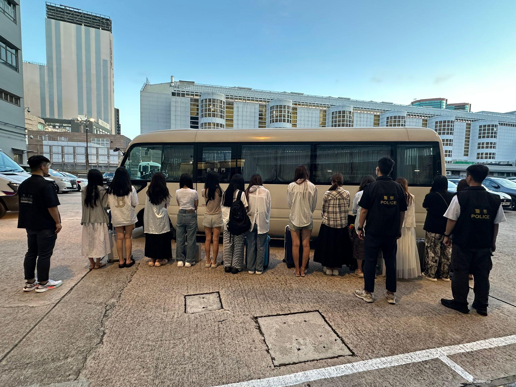 跨部門油尖區掃黃及反黑工,27內地及非華裔女被捕。(警方圖片)
