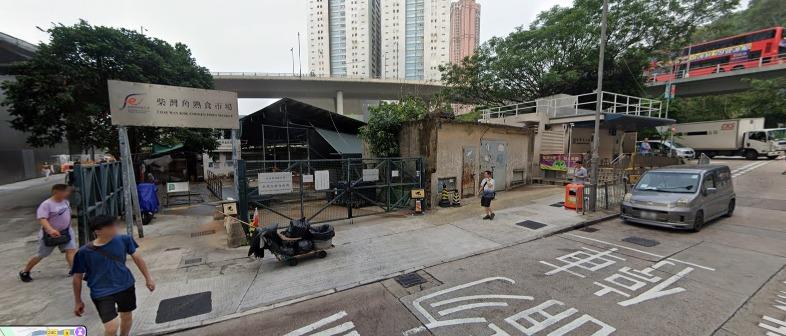 柴灣角街上,設有早於1980年開始啟用的柴灣角熟食市場。圖右後為柴灣角公廁。(Google Map截圖)