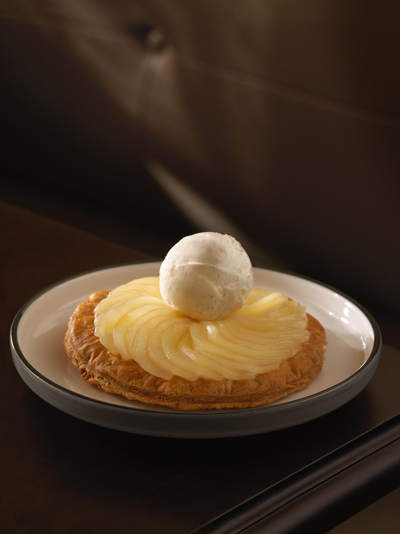 Roland招牌梨子撻配自製雲尼拿意式雪糕( $108) 法國梨鮮甜多汁,酥皮輕薄酥化。