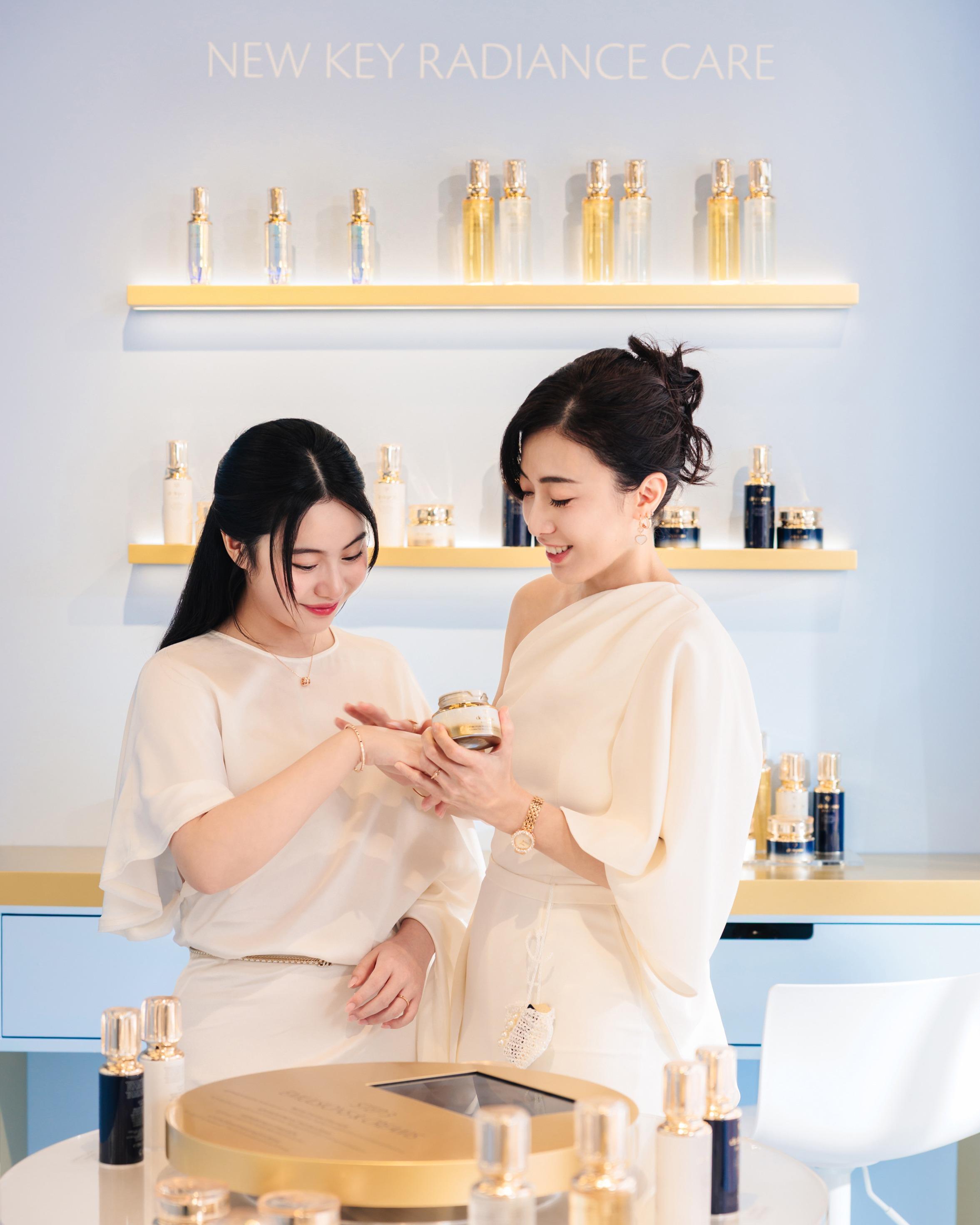 限定店揭幕當日星光熠熠,包括跨領域企業家陳凱韻(甘比)與首次出席護膚品活動的女兒劉秀樺(Josephine Lau)、品牌忠實用家與知名女藝人倪晨曦(Elva Ni)等。