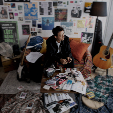 AK江𤒹生推出新歌《月月》,歌名將「朋」字拆開表達友情決裂。