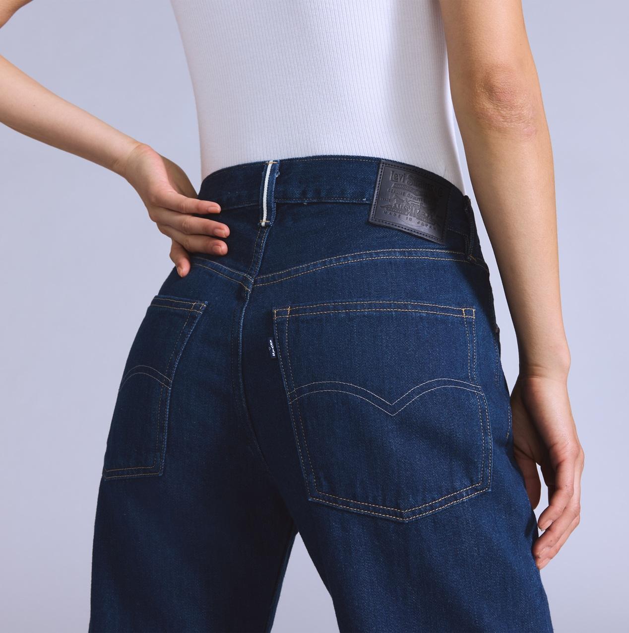 CARVE Relaxed牛仔褲內側從大腿至膝蓋內收,再向下延伸成寬闊喇叭褲腳,巧妙地塑造修飾腿型的雕塑感線條。