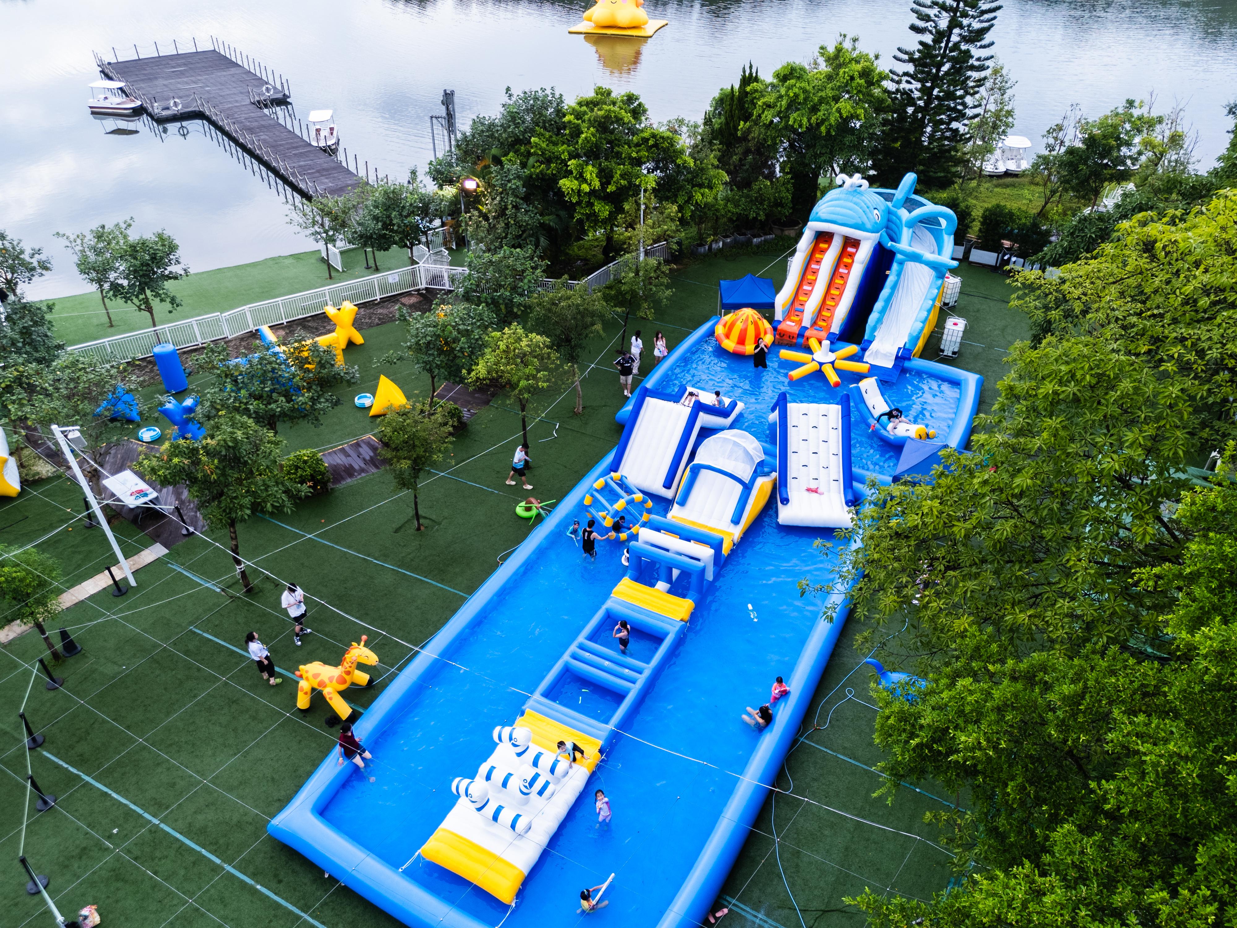活動設大型玩水區與5.5米高滑梯。