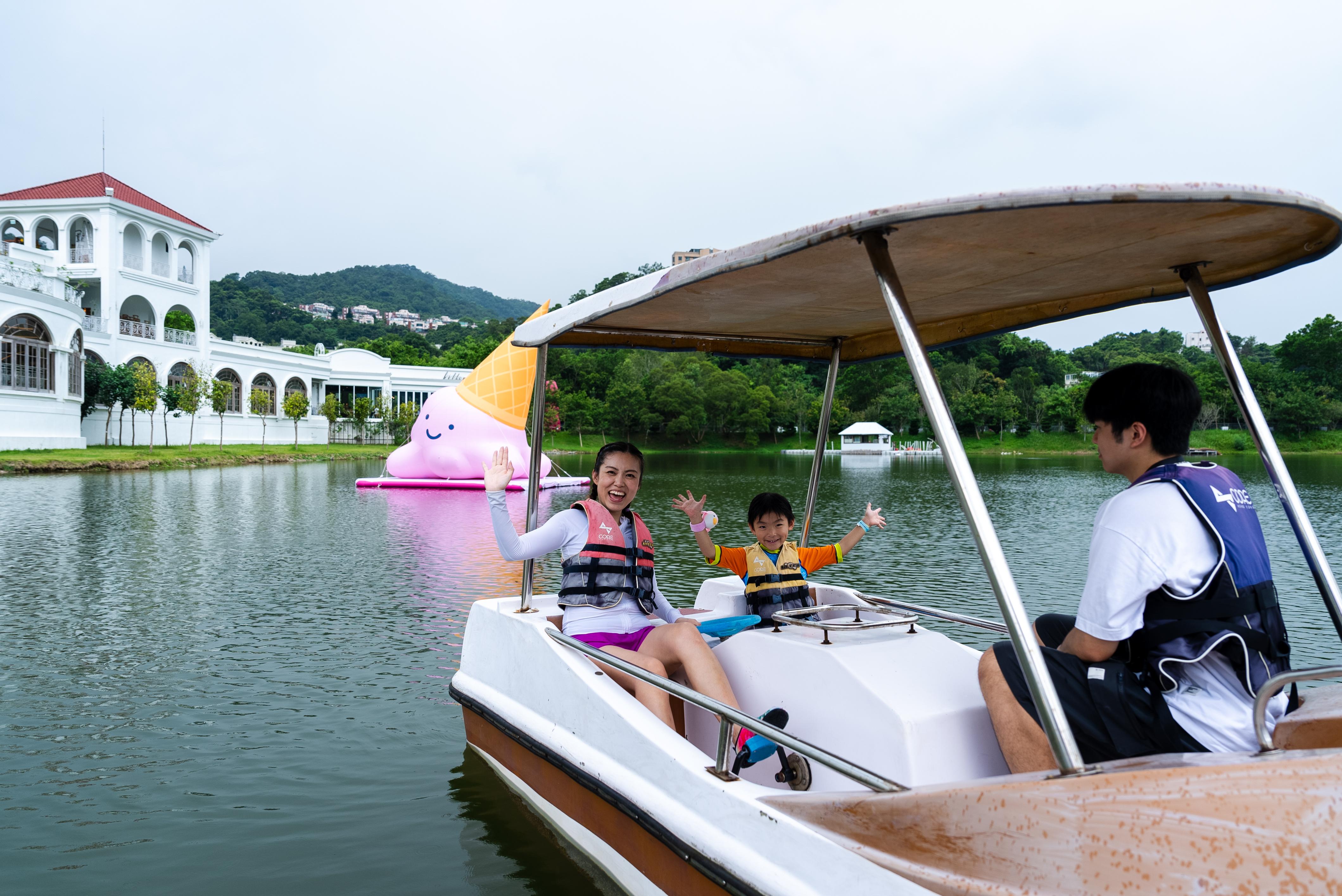 水上單車享受悠閒時光