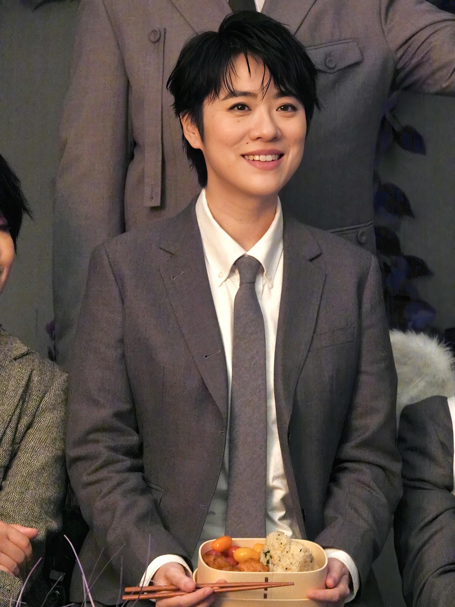 岑寧兒首次參演舞台劇《偷偷記得》化身鐵嘴護士長,原來她曾是辯論隊成長。