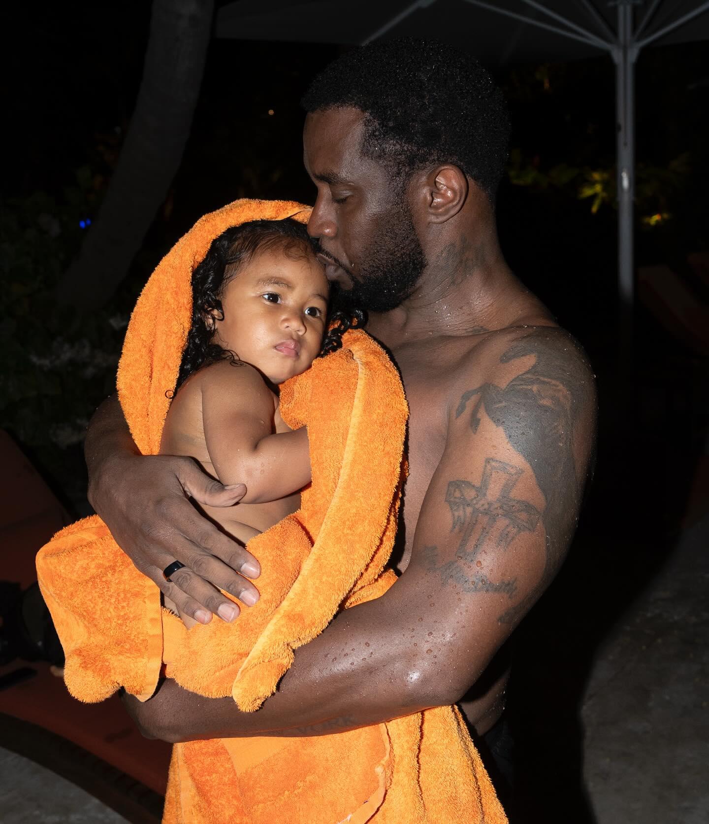 未被FBI搜出屋企有成噸BB油前,Diddy把自己塑造成愛家庭的娛樂大享。