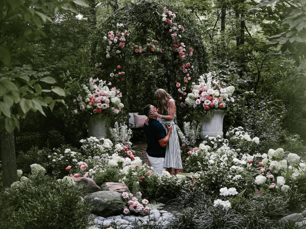 Travis Kelce在浪漫的花園中單膝下跪向Taylor Swift求婚。