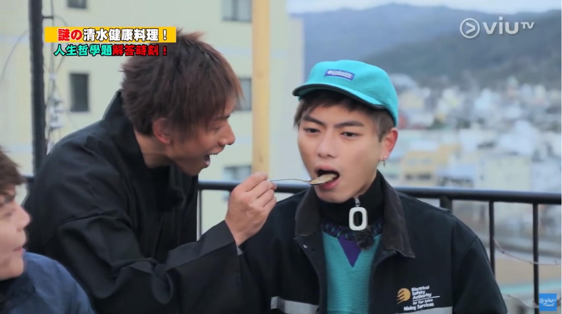 清水健曾亮相《花姐ERROR遊》,親自主理「屎味咖喱」及「咖喱味屎」。