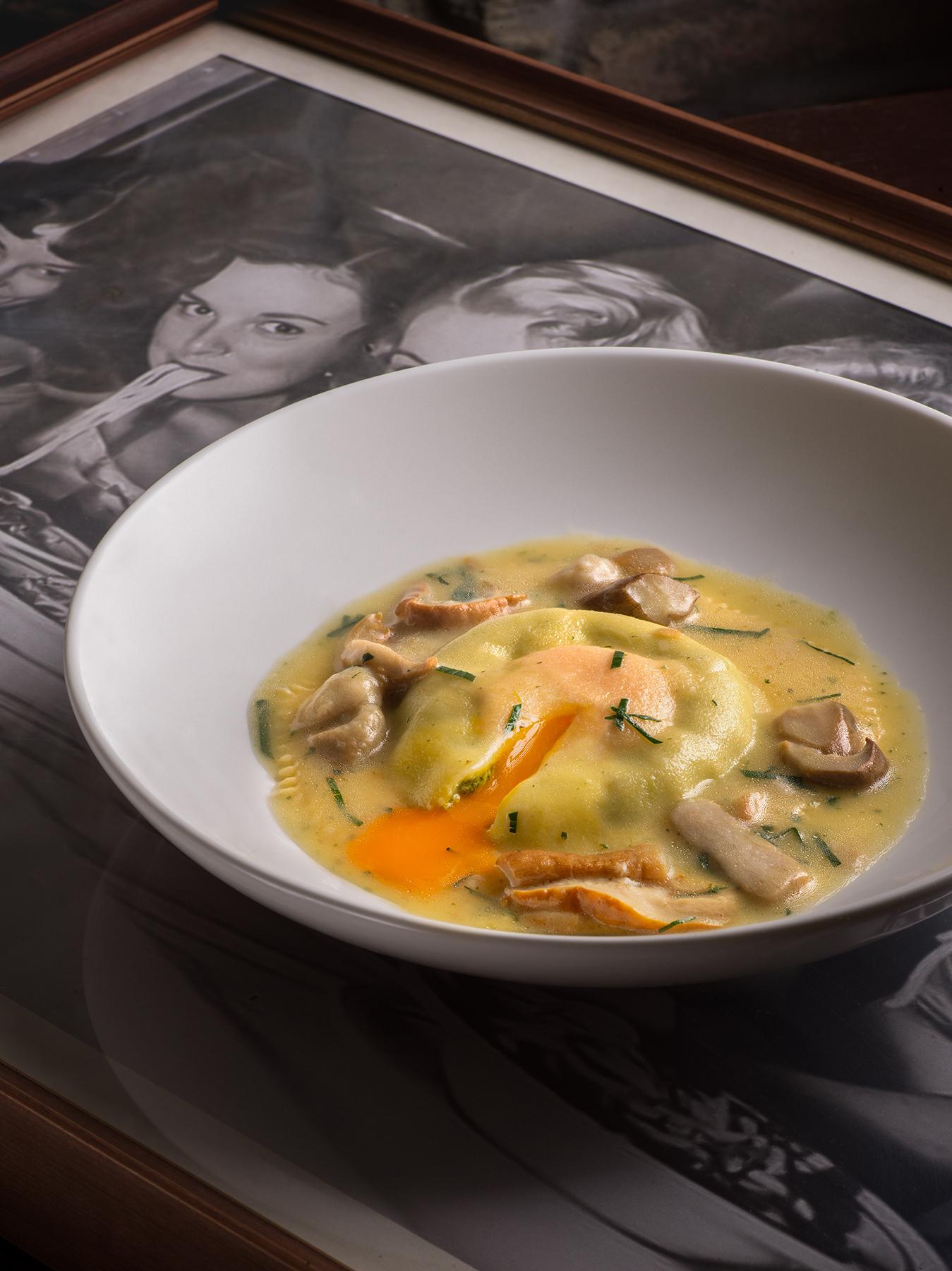 Egg Raviolo(晚市限定($228)巨大版雲吞口感柔韌,三重芝士香濃,與意大利菜蓉匹配。