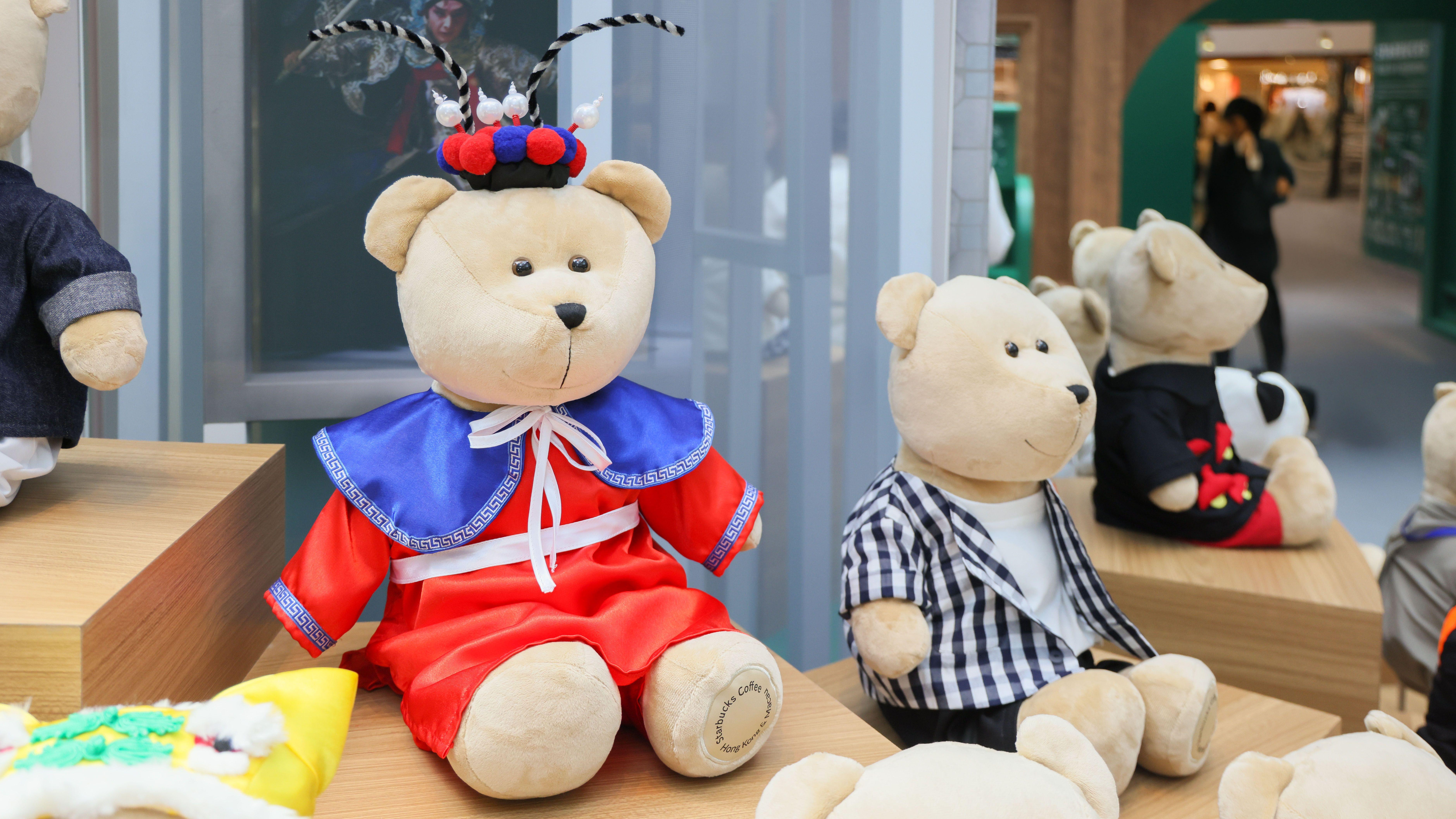 以香港不同特色為靈感設計的星巴克熊