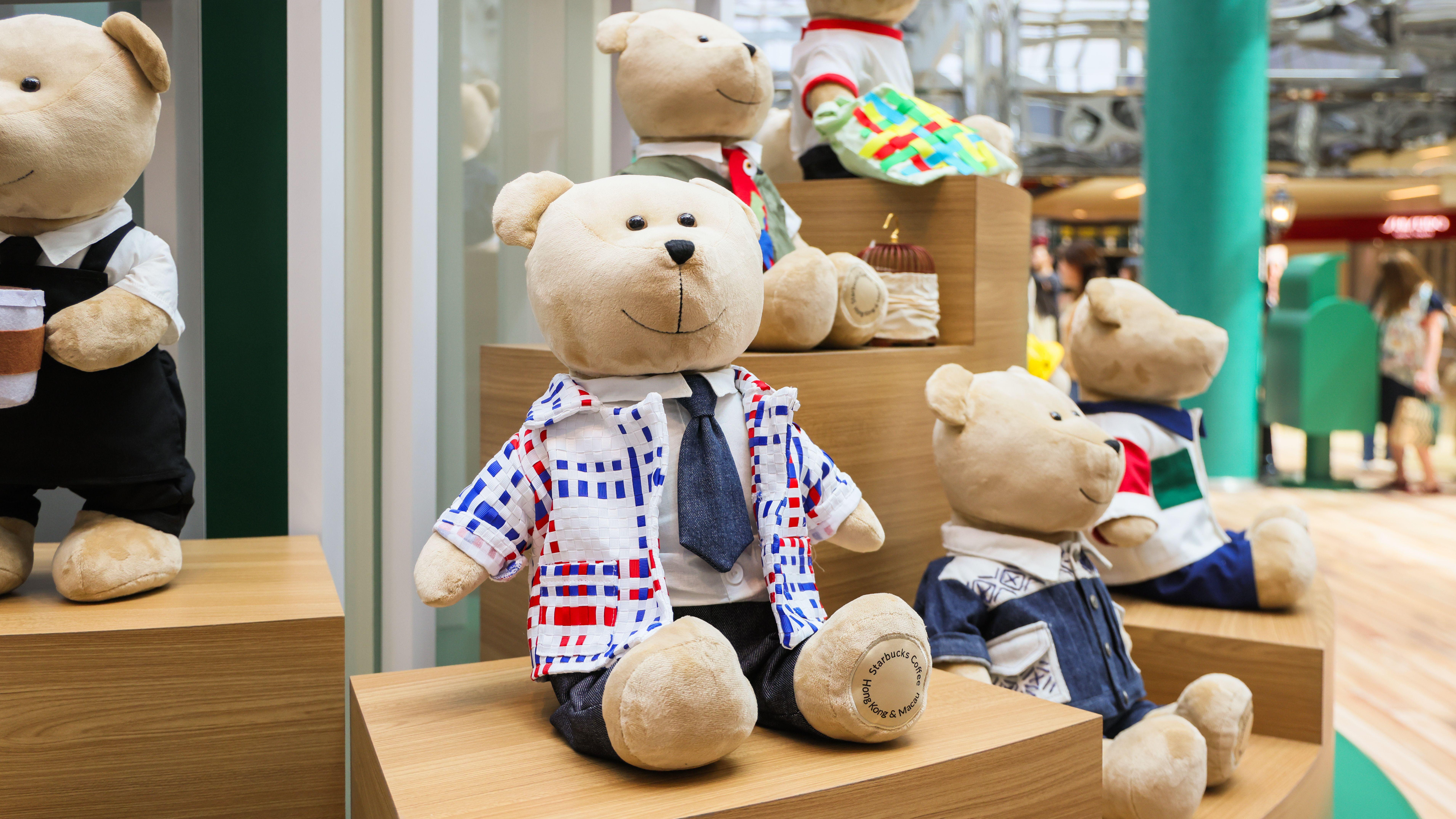 粉絲可以發現穿上粵劇戲服、別具街市風情及香港標誌性的紅白藍袋的星巴克熊,十分特別。