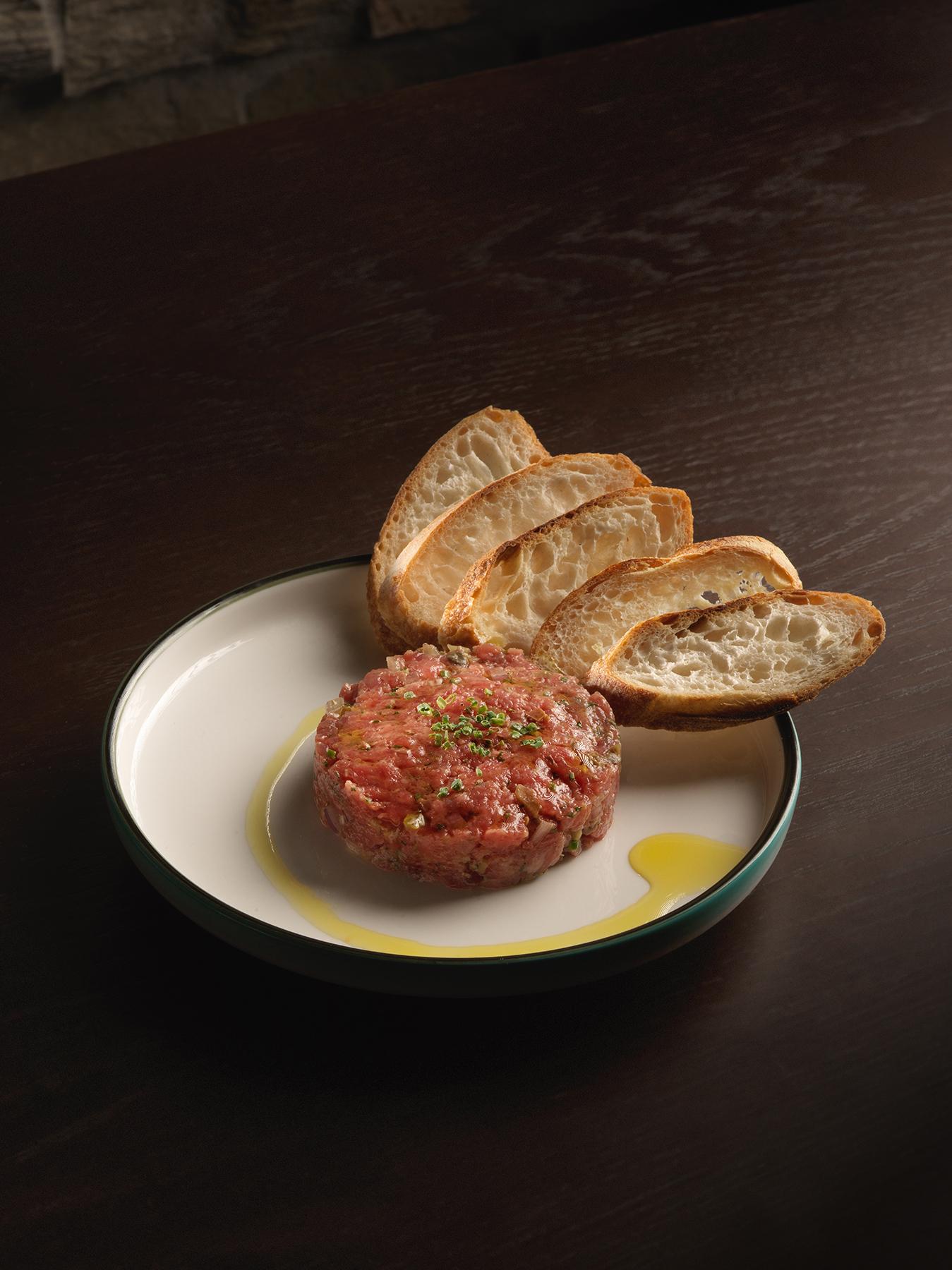 手切Fassona意大利牛肉他他($188)意大利Piedmont牛肉嫩滑,加入銀魚柳、水瓜柳及醃漬蛋黃調味,平衡恰到好處。