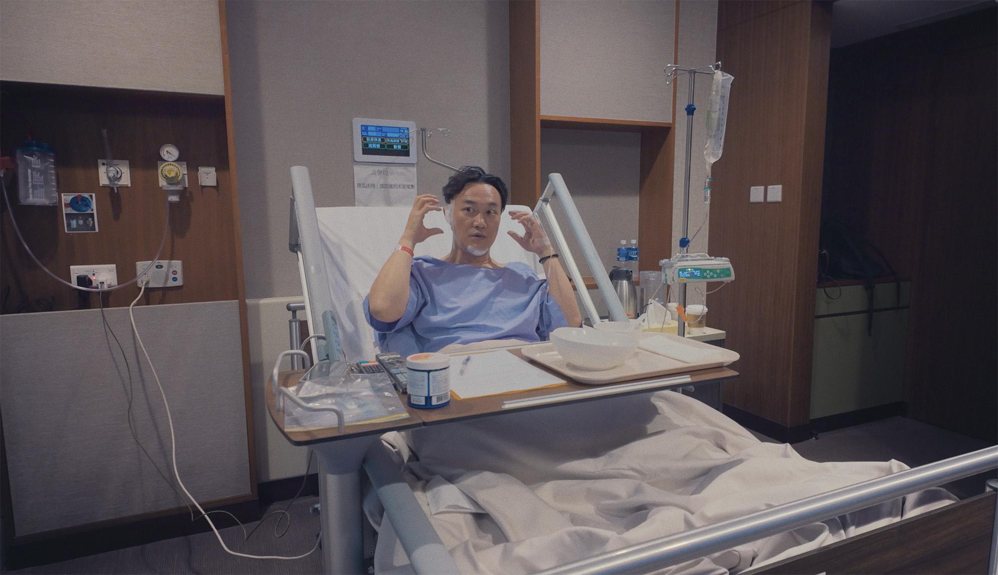 紀錄片中見到Eason身躺醫院,面上包滿紗布。