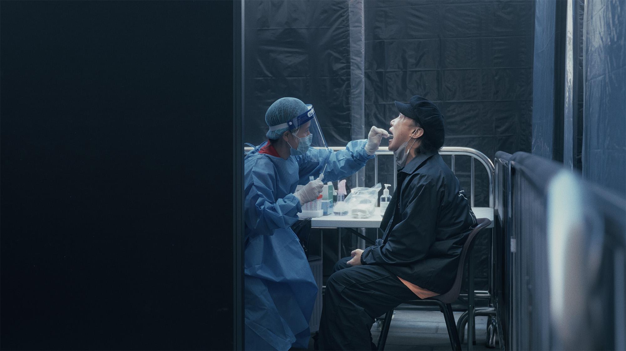 紀錄片以Eason在疫情期間,被迫取消演唱會作開始。