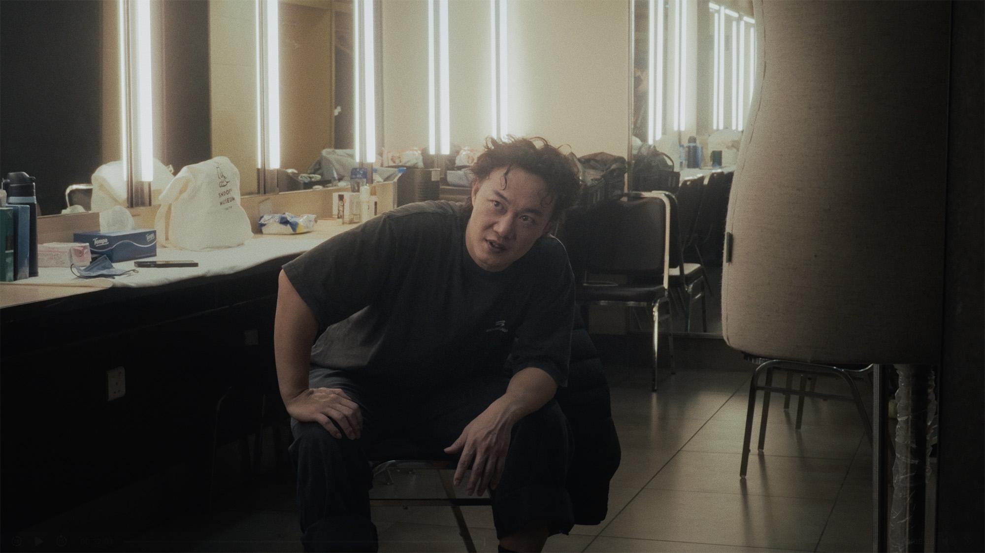 人前大癲大肺的Eason,其實背後對自己演出要求非常苛嚴,錙銖必較,演出錯一粒音也會發自己脾氣。