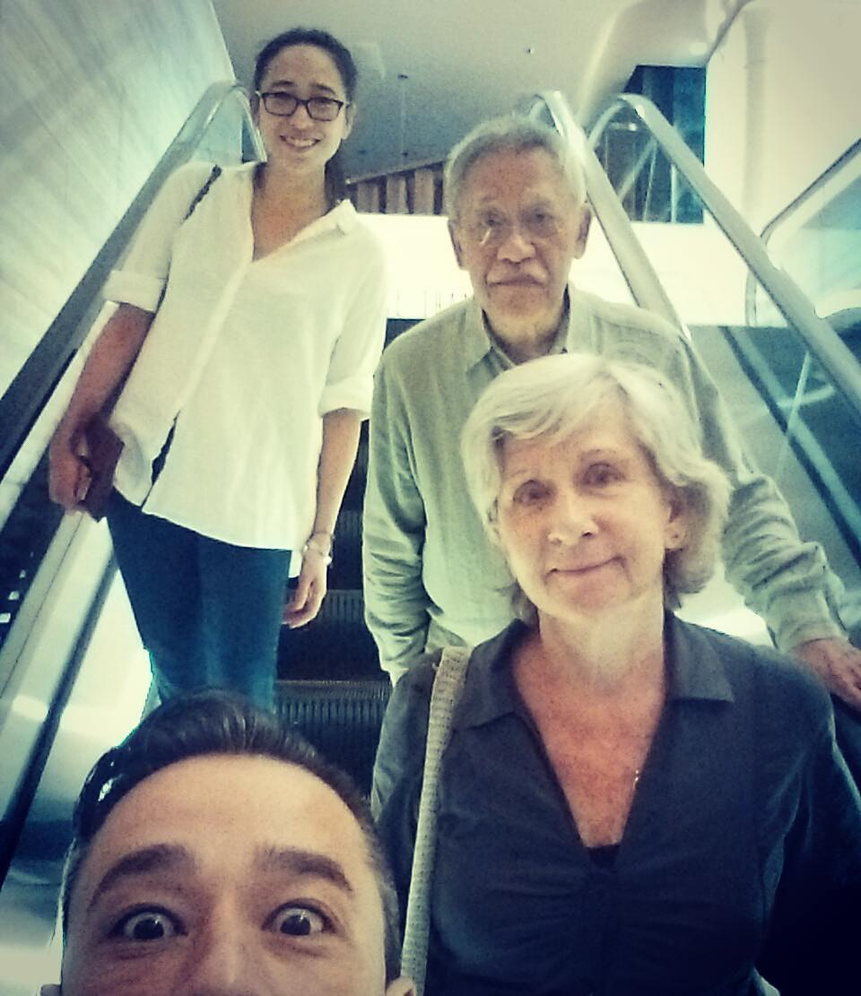 現年49歲的吳嘉龍是混血星二代,爸爸是已故一代笑匠吳耀漢,媽媽Susan是英國人。