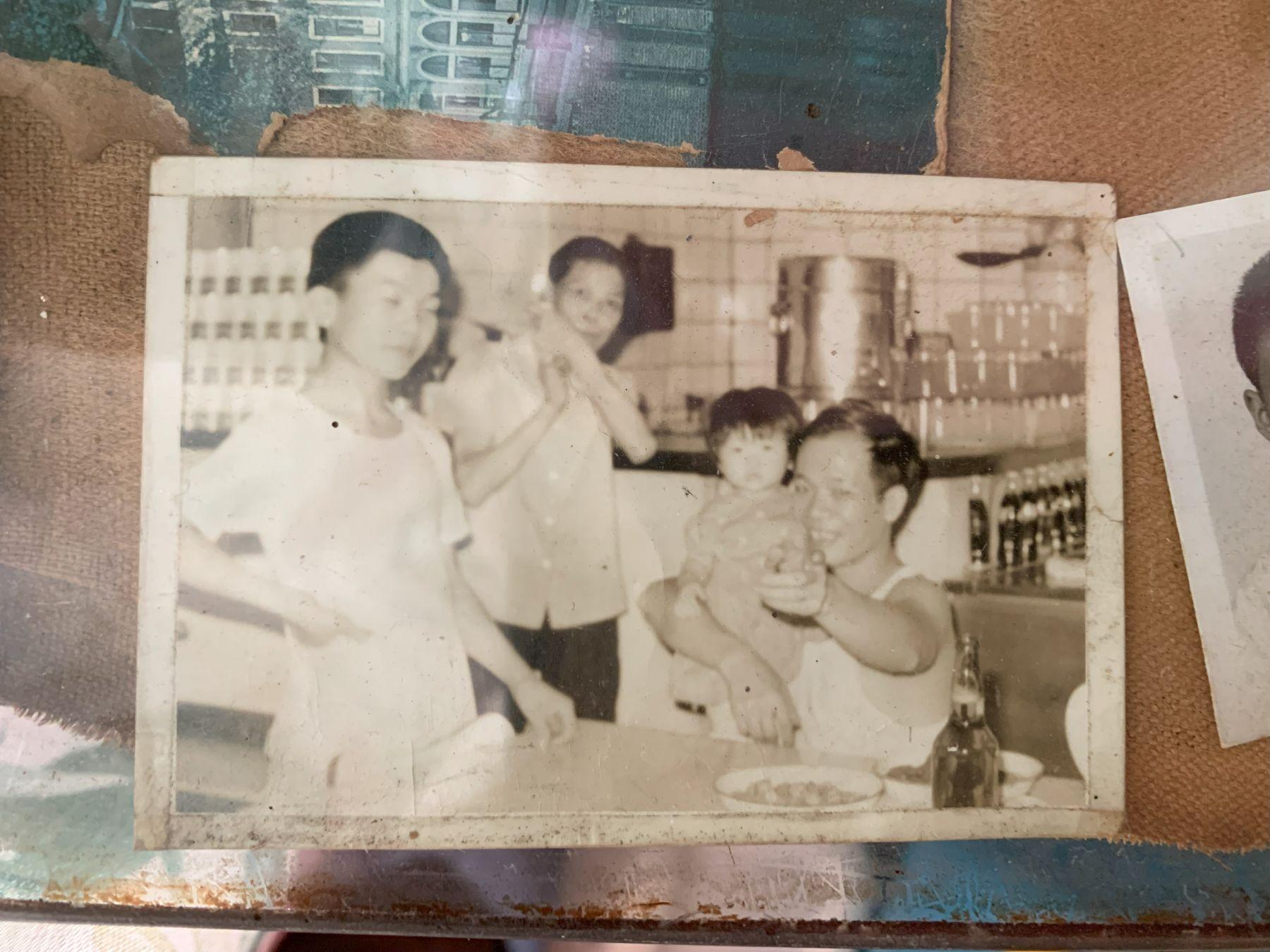 三家姐童年時與爸爸在冰室合照。(三家姐提供相片)
