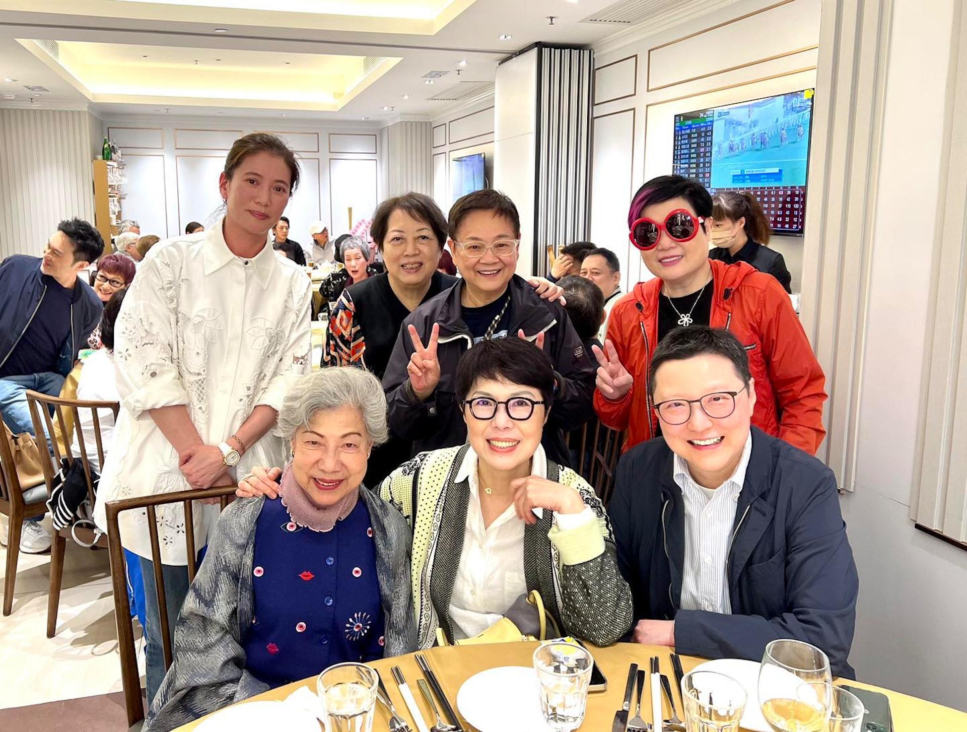 關菊英近年亦有參加圈中好友聚會!