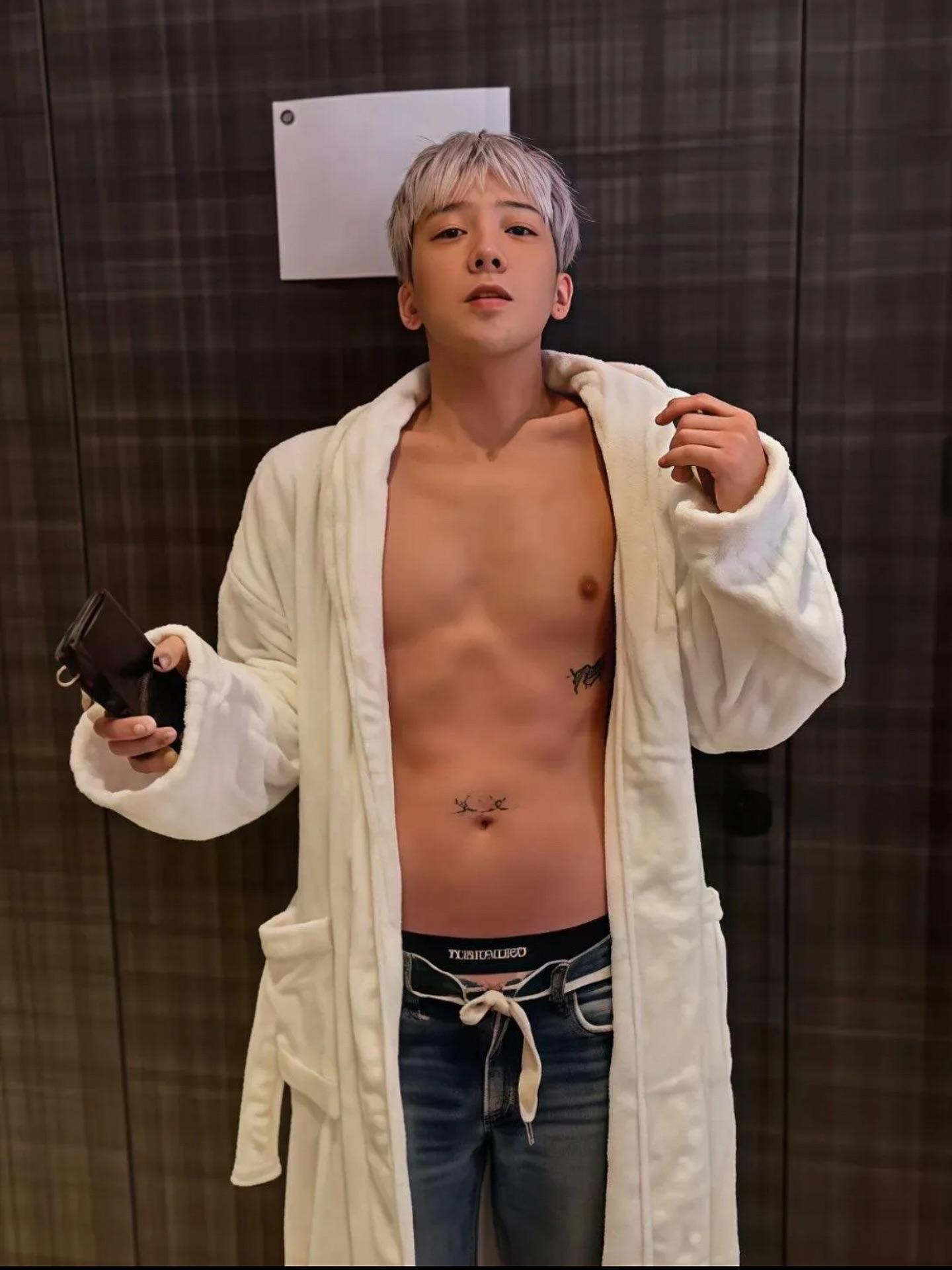 雖然涉嫌侵權被調查,GD還有心情上載赤膊上身的照片。