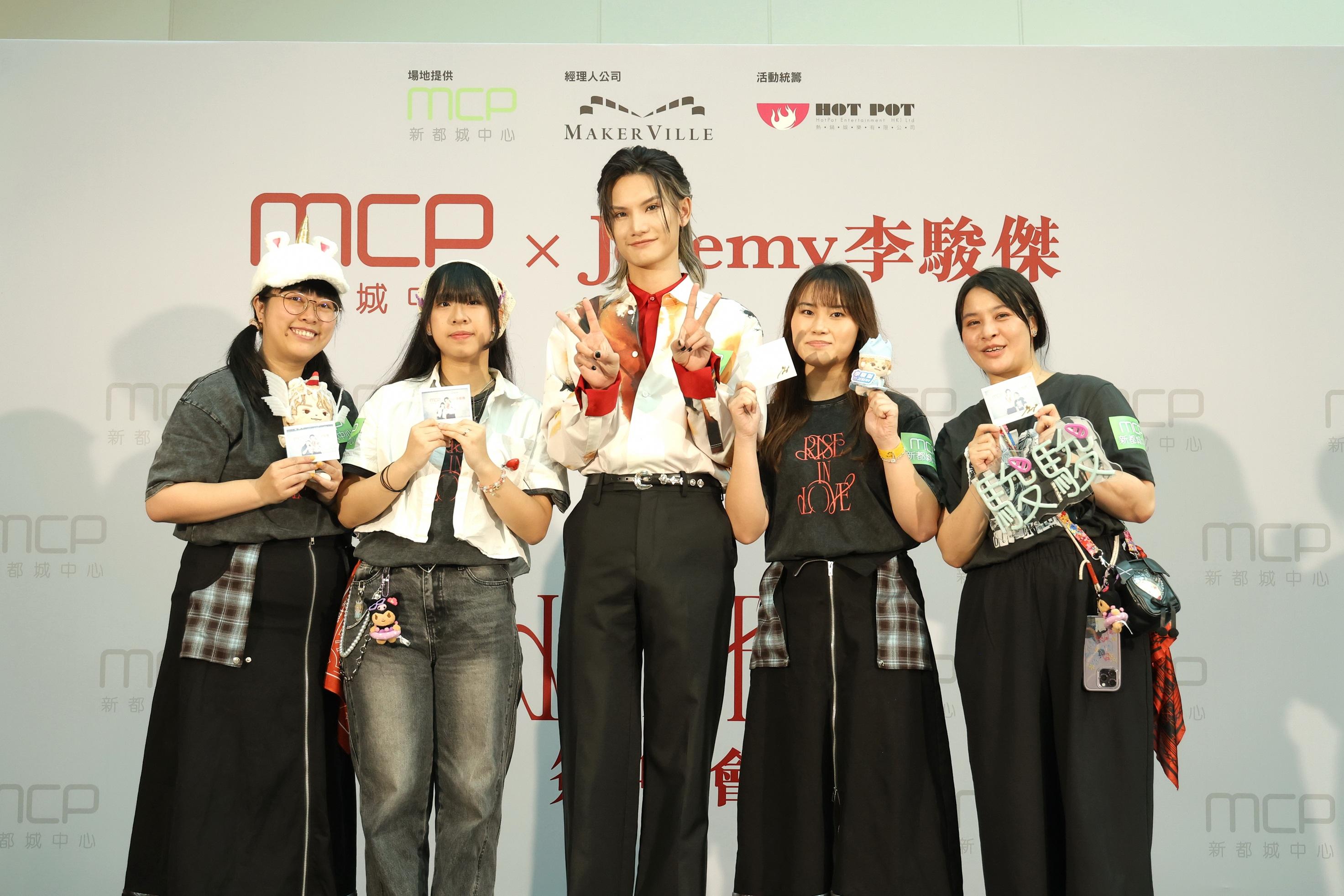 李駿傑(Jeremy)為個人專輯《RISE IN LOVE》於商場舉行簽唱會,跟fans大玩遊戲。