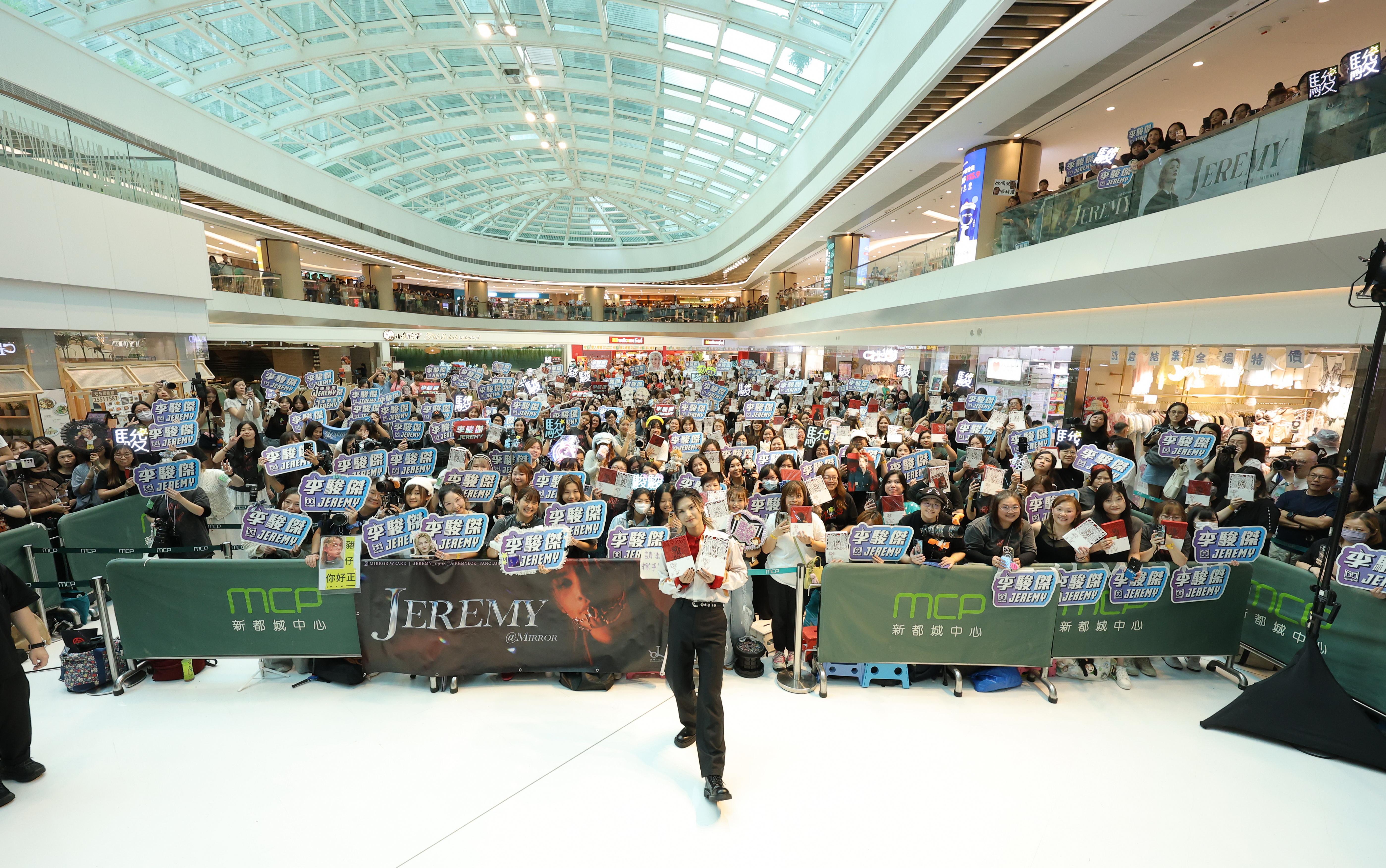 李駿傑(Jeremy)為個人專輯《RISE IN LOVE》於商場舉行簽唱會,與fans大合照。