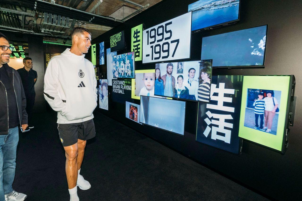 沙特超級盃|C朗前往K11的CR7 Life Museum Hong Kong展館參觀。(大會提供)