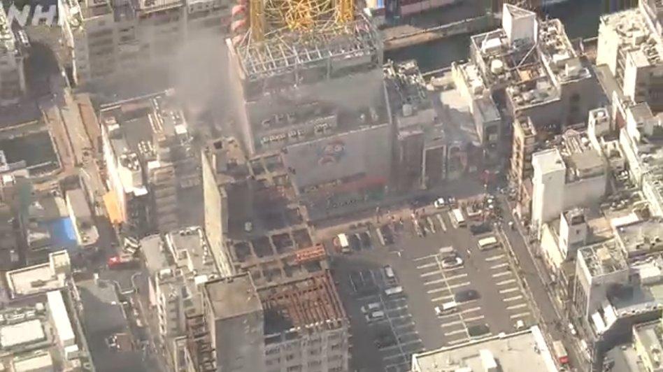 日本大阪道頓堀Donki旁一座7層建築物發生火警(影片截圖)