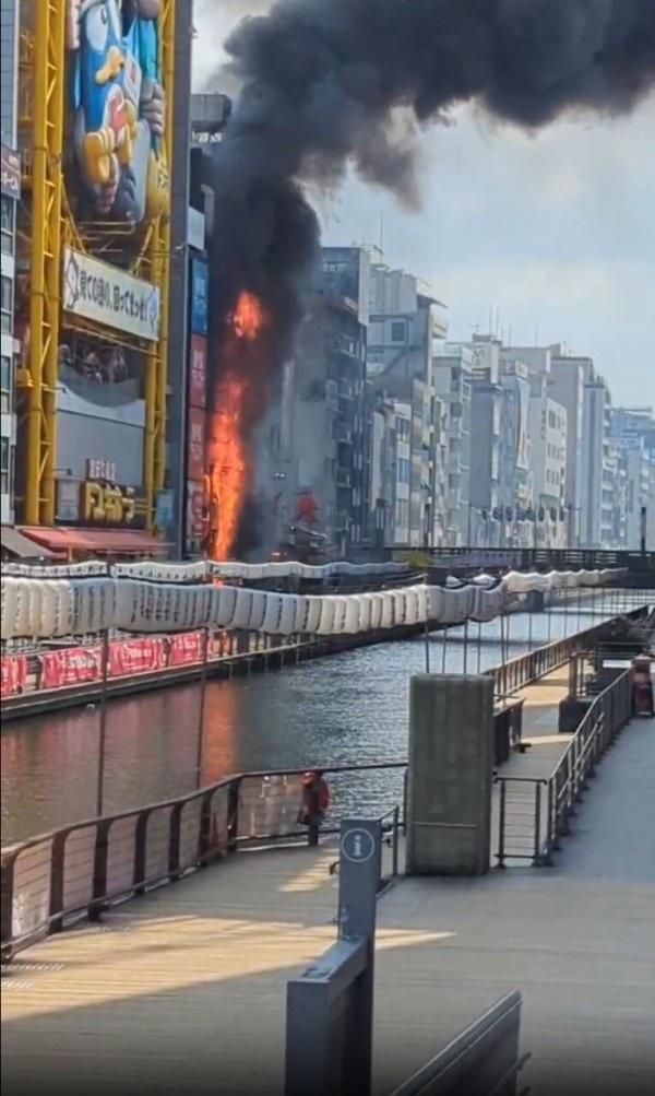 日本大阪道頓堀Donki旁一座7層建築物發生火警(影片截圖)