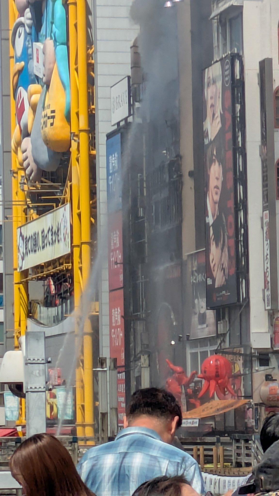 日本大阪道頓堀Donki旁一座7層建築物發生火警(X)