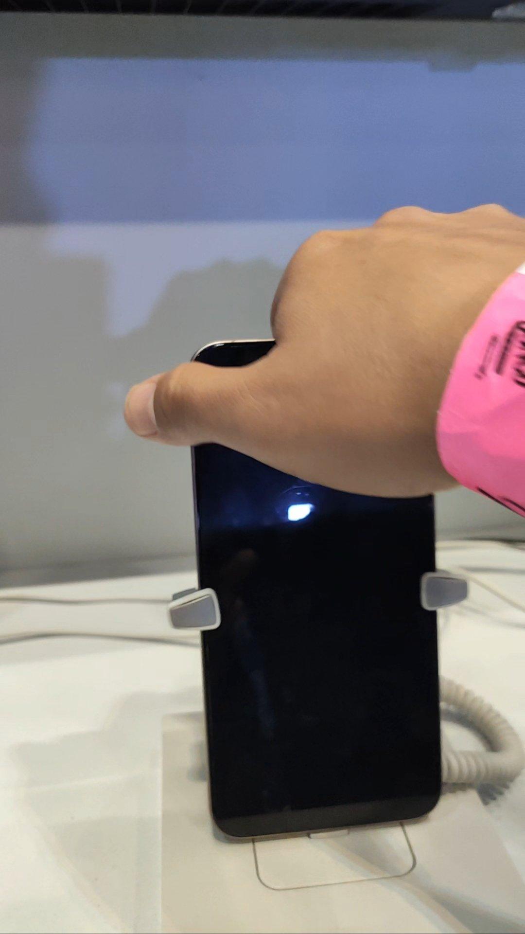 消息人@TechHome100透過其X帳號,展示了疑似Xiaomi 15T Pro跟Xiaomi 15T的實機照片,當中可看到兩款裝置採用相近外觀2+2佈置鏡頭組設計。