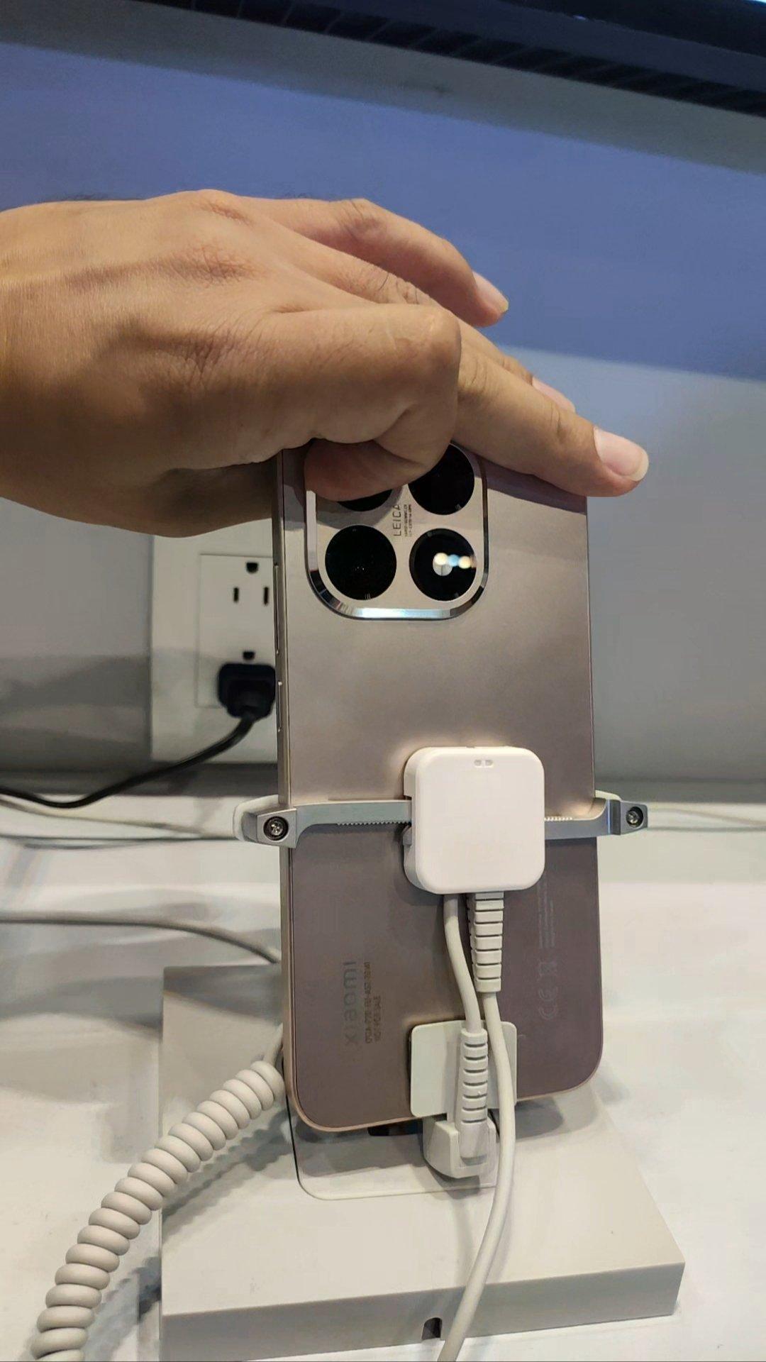 消息人@TechHome100透過其X帳號,展示了疑似Xiaomi 15T Pro跟Xiaomi 15T的實機照片,當中可看到兩款裝置採用相近外觀2+2佈置鏡頭組設計。