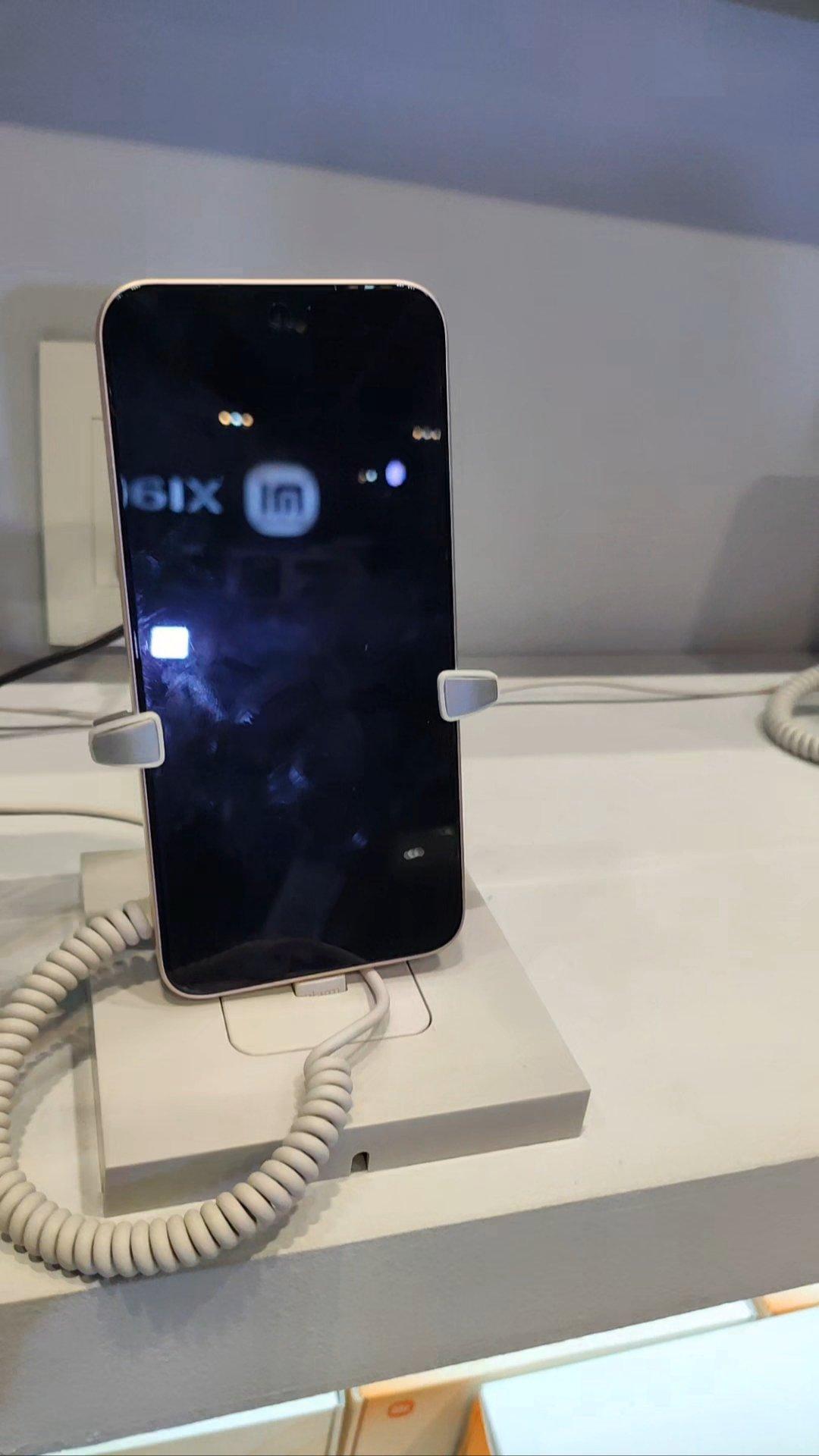 消息人@TechHome100透過其X帳號,展示了疑似Xiaomi 15T Pro跟Xiaomi 15T的實機照片,當中可看到兩款裝置採用相近外觀2+2佈置鏡頭組設計。