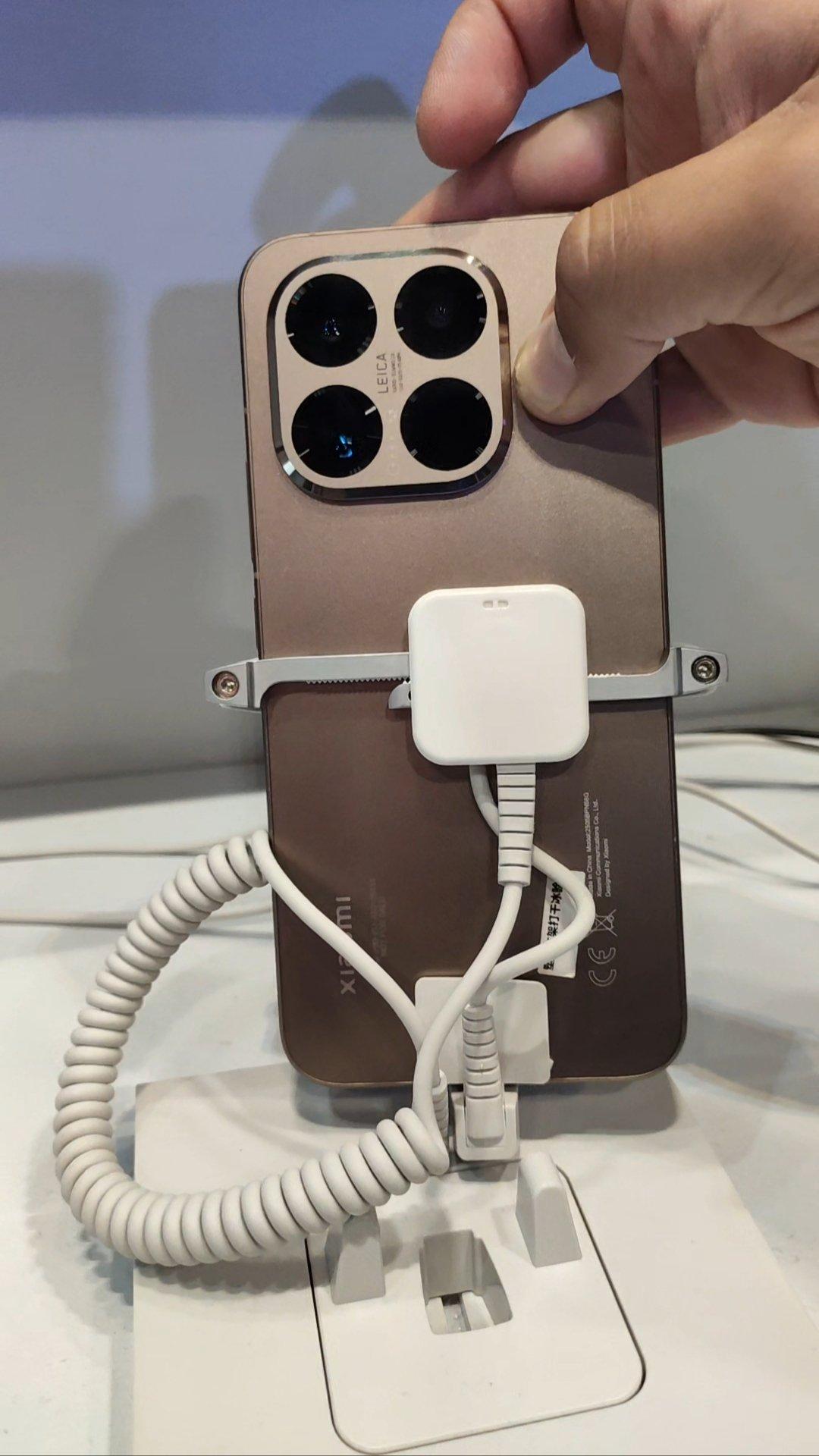 消息人@TechHome100透過其X帳號,展示了疑似Xiaomi 15T Pro跟Xiaomi 15T的實機照片,當中可看到兩款裝置採用相近外觀2+2佈置鏡頭組設計。