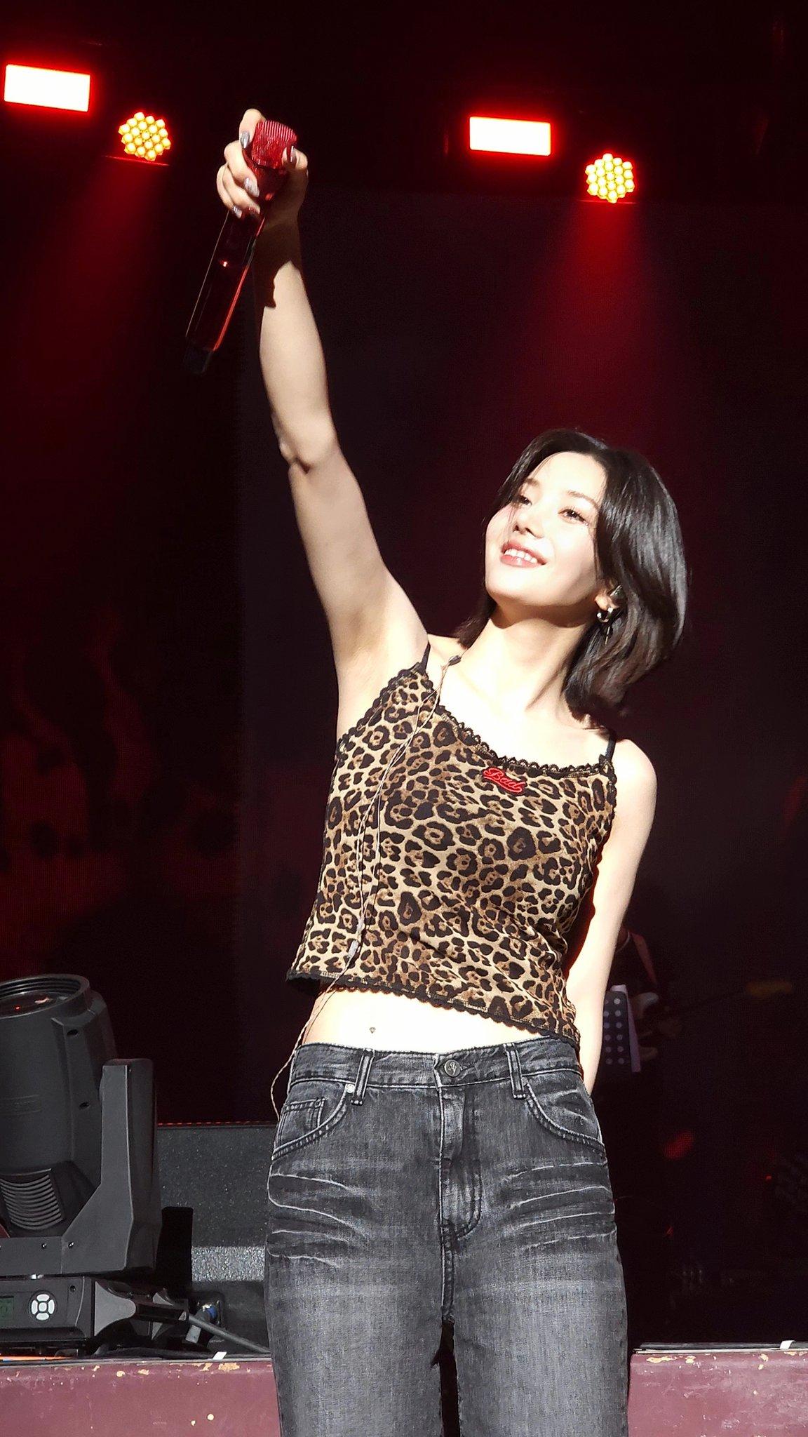 權恩妃在演唱會裡,再度送上《Crazy In Love》。