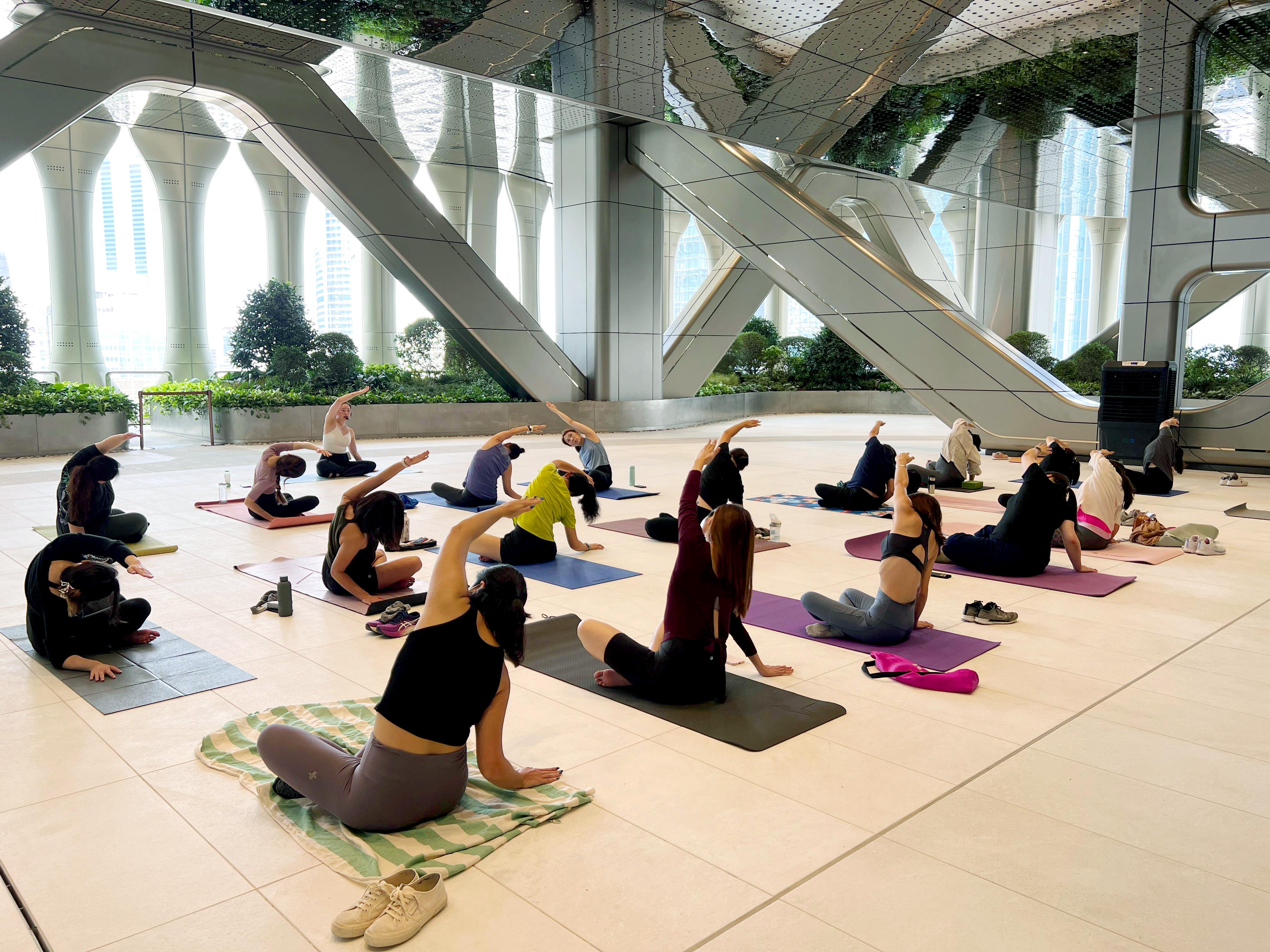在利用高效資源的新建建築——The Henderson中,透過綠建導賞與瑜伽體驗,學習如何在城市發展與環境保護之間取得平衡,協調身心,感受可持續生活的節奏。