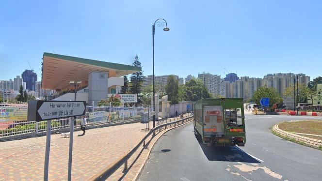 斧山道英文名稱源自約140米高的小山丘,該地區山形貌似一個鎚仔,因而被命名為Hammer Hill,但後來卻被譯為斧山。