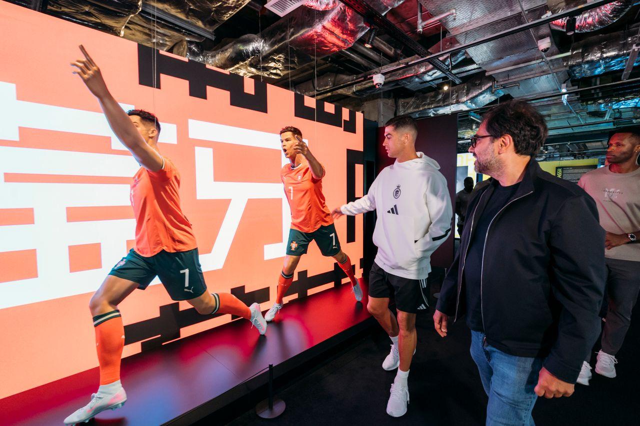 沙特超級盃|C朗前往K11的CR7 Life Museum Hong Kong展館參觀。(大會提供)
